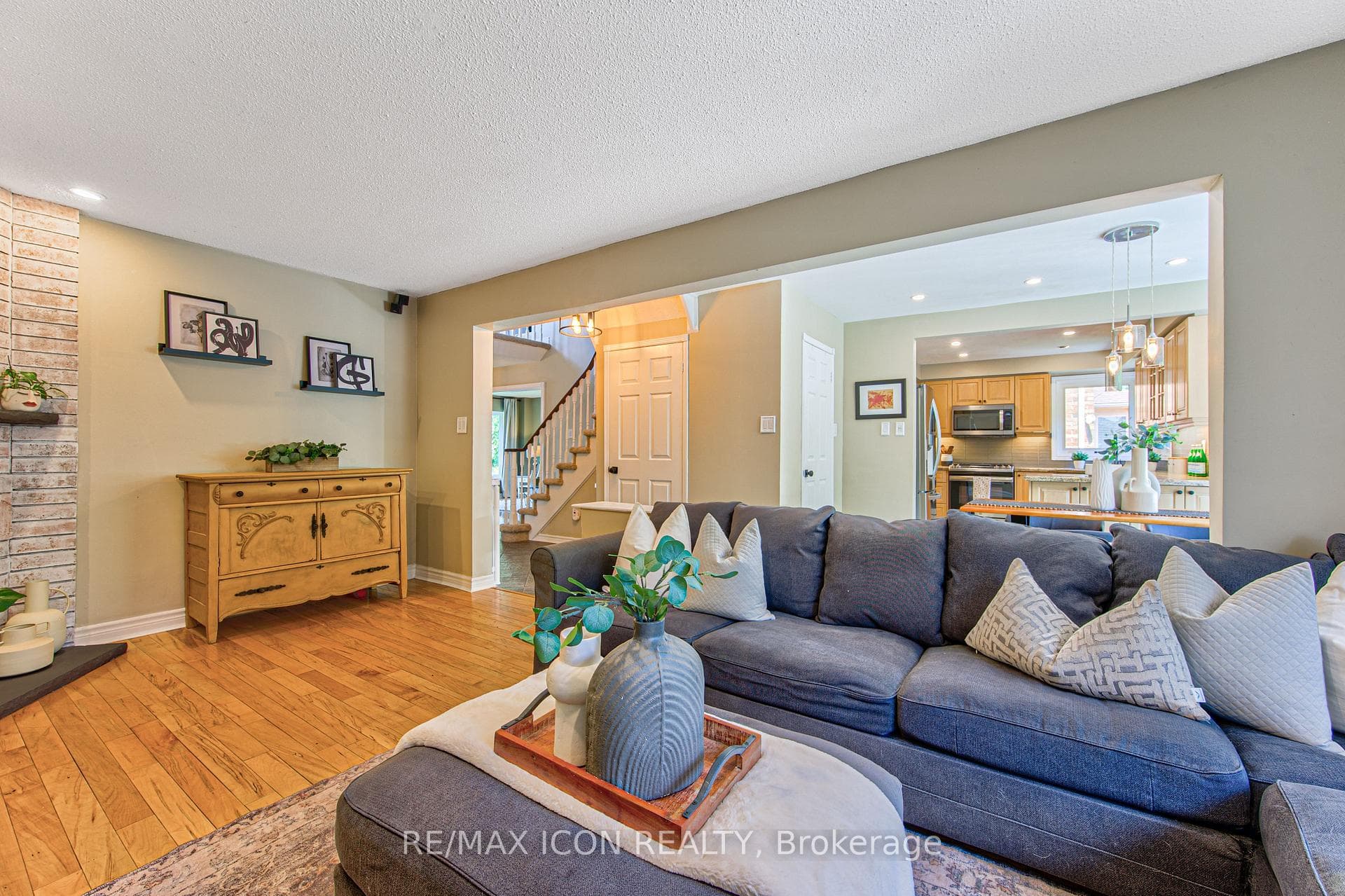 15 Hall Crescent photo 18