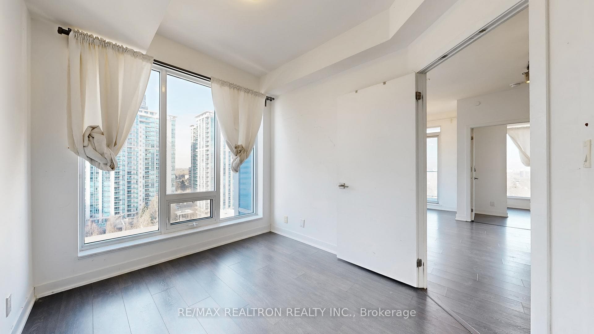 28 Avondale Avenue Unit 1102 photo 21