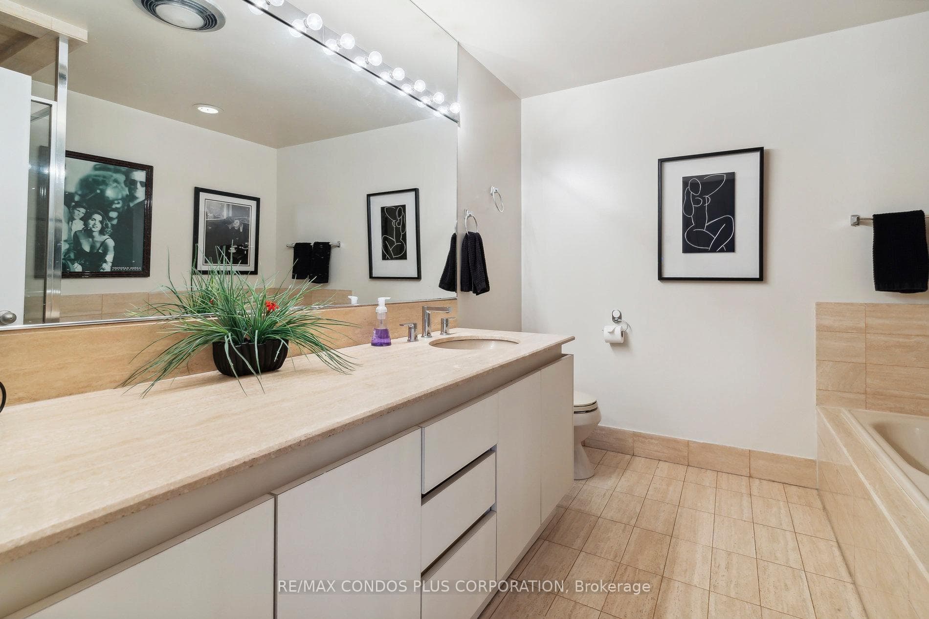 211 Queens Quay Unit 1102 photo 25