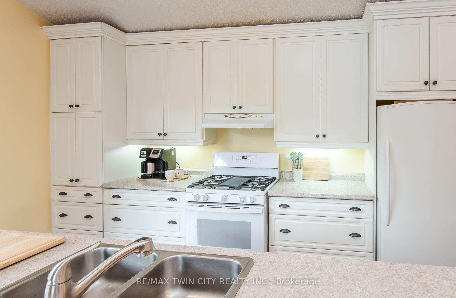 190 Laschinger Boulevard photo 9