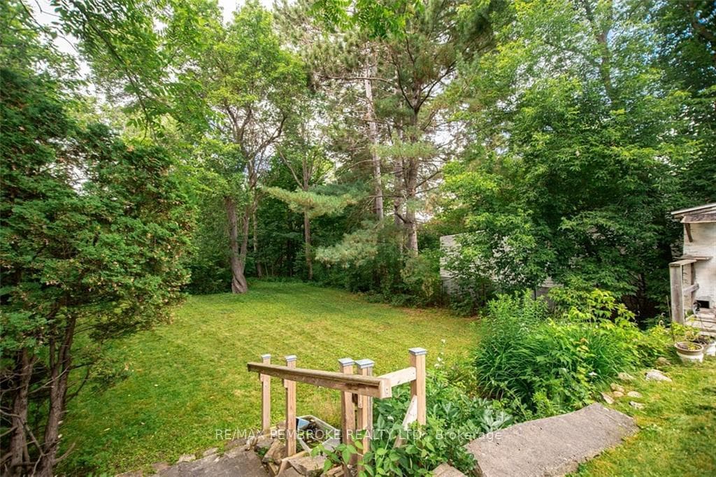330 MACKAY Street photo 27