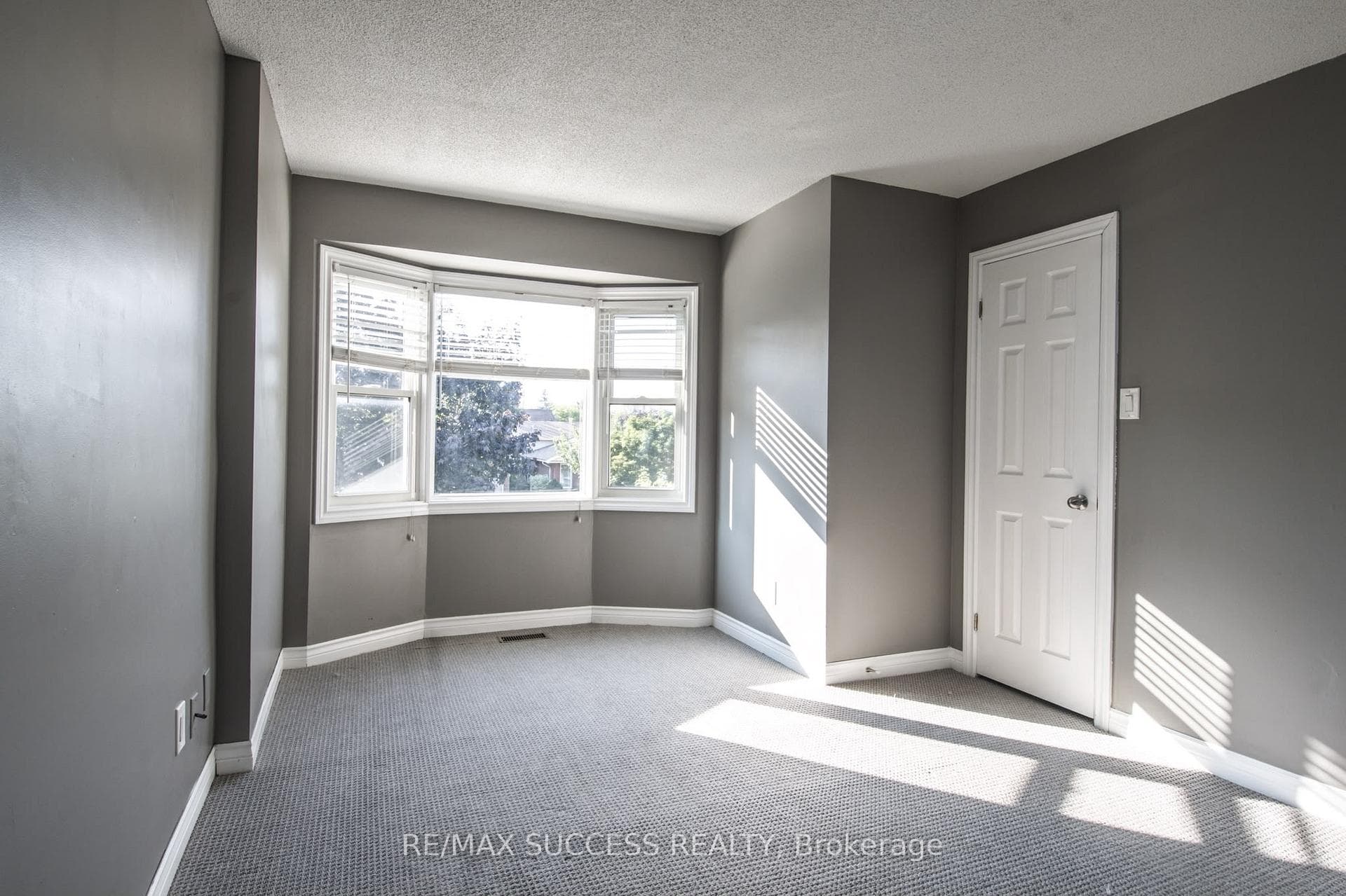 26 Tomahawk Dr, Main, Drive photo 11