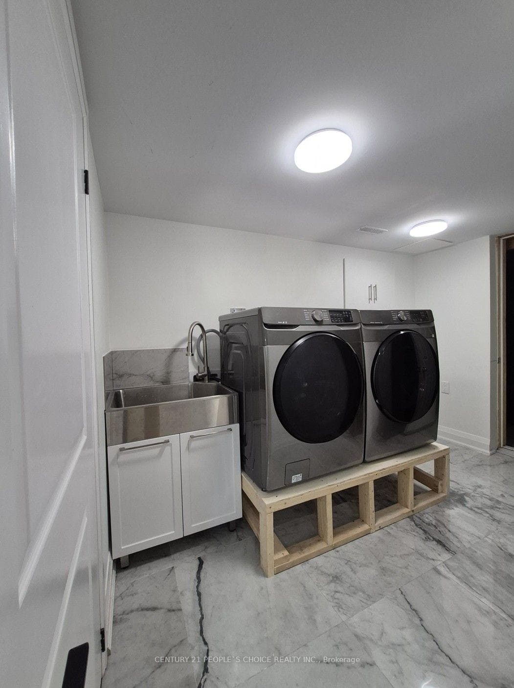 1292 Godwick Drive Unit (Lower) photo 25