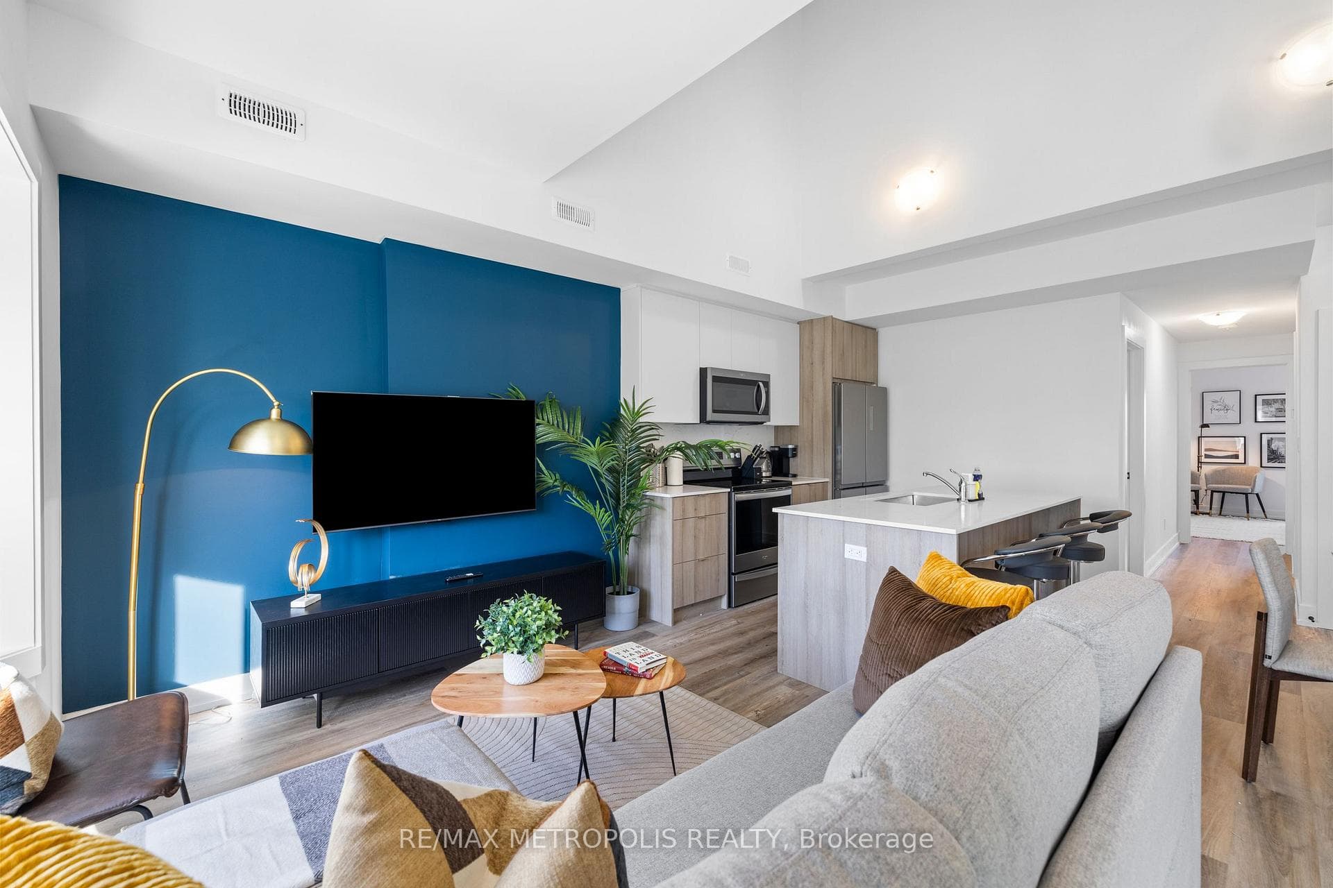 447 Lansdowne Avenue Unit UPPER photo 4