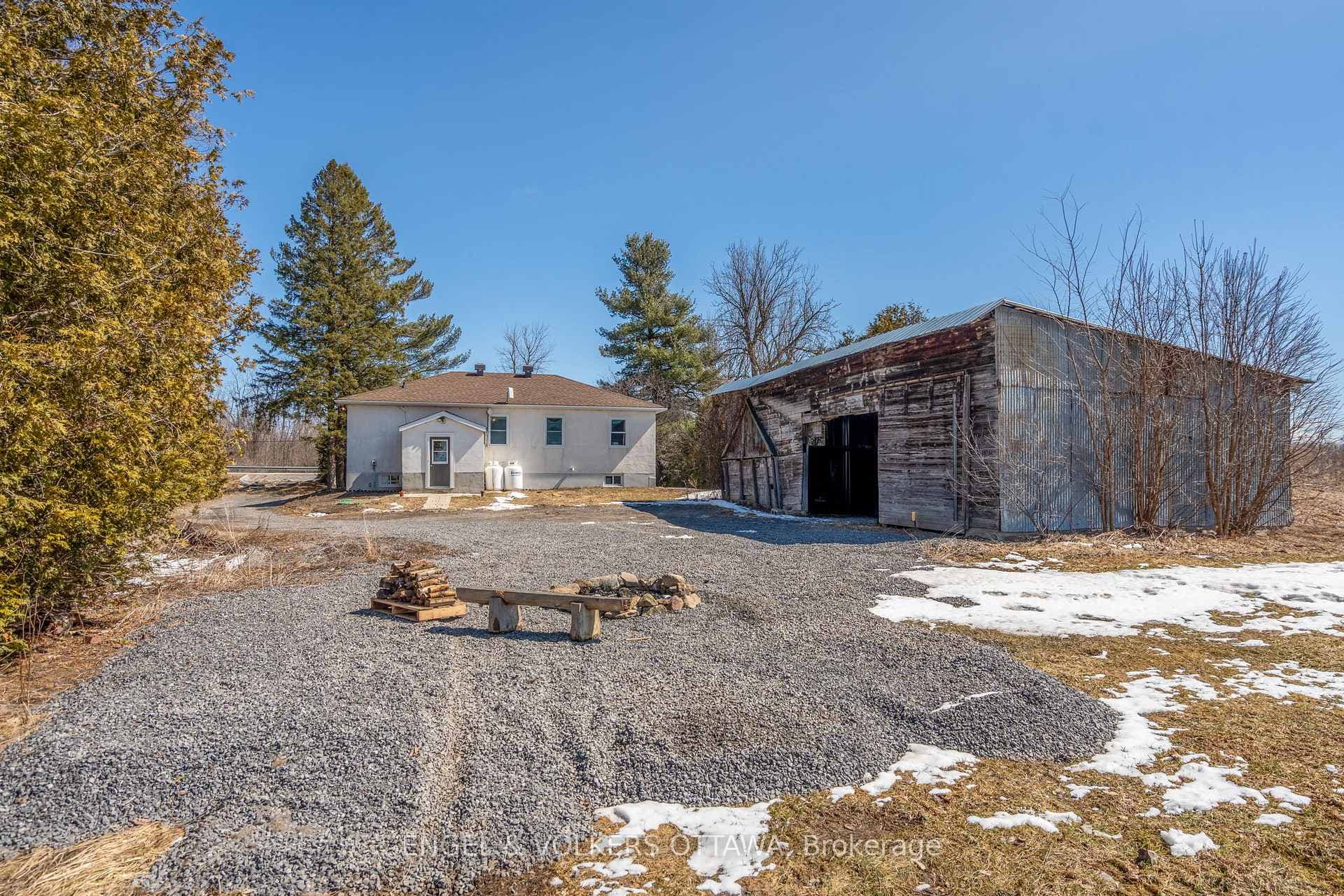 2040 York's Corners Road photo 32