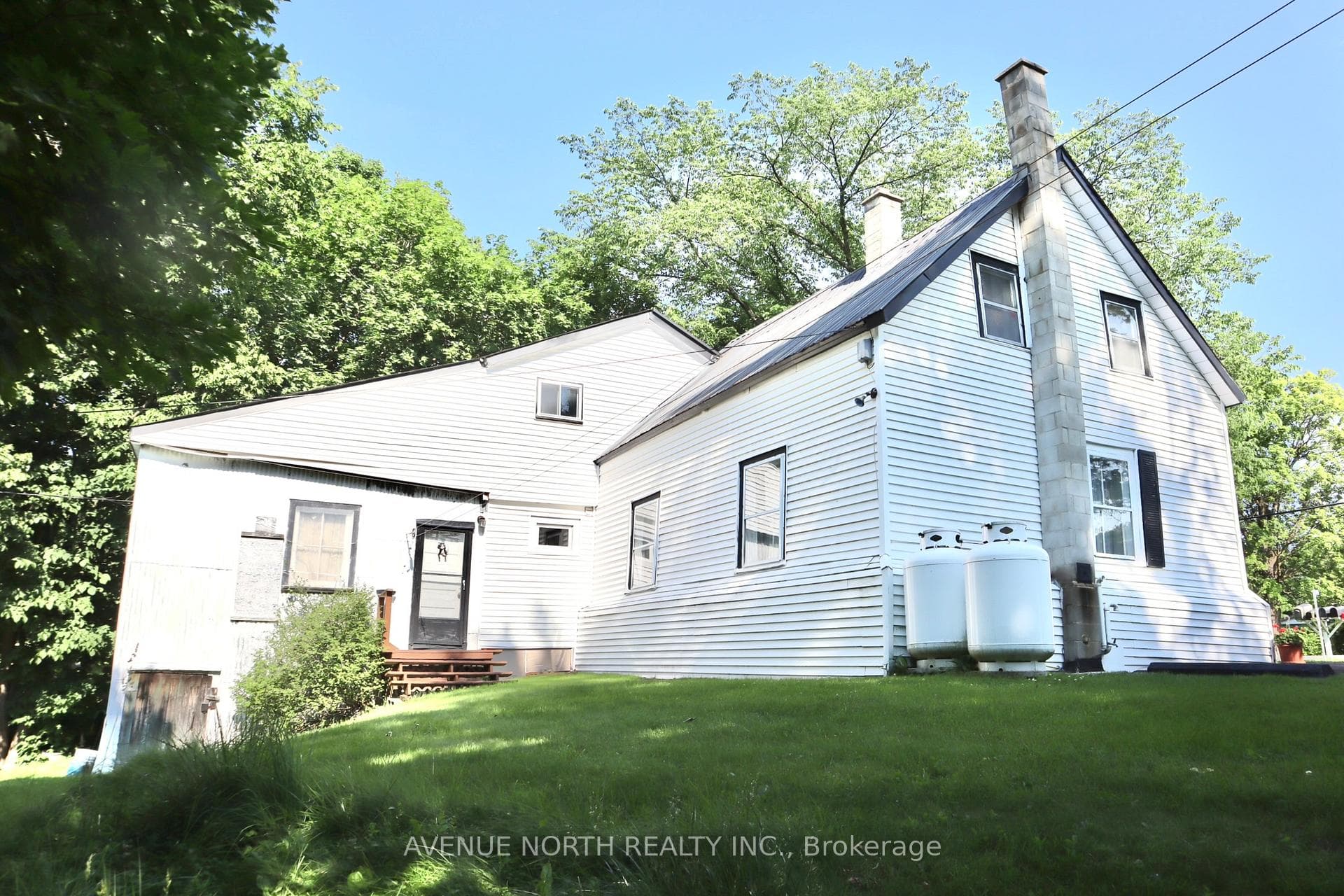 2125 Old Montreal Road photo 34