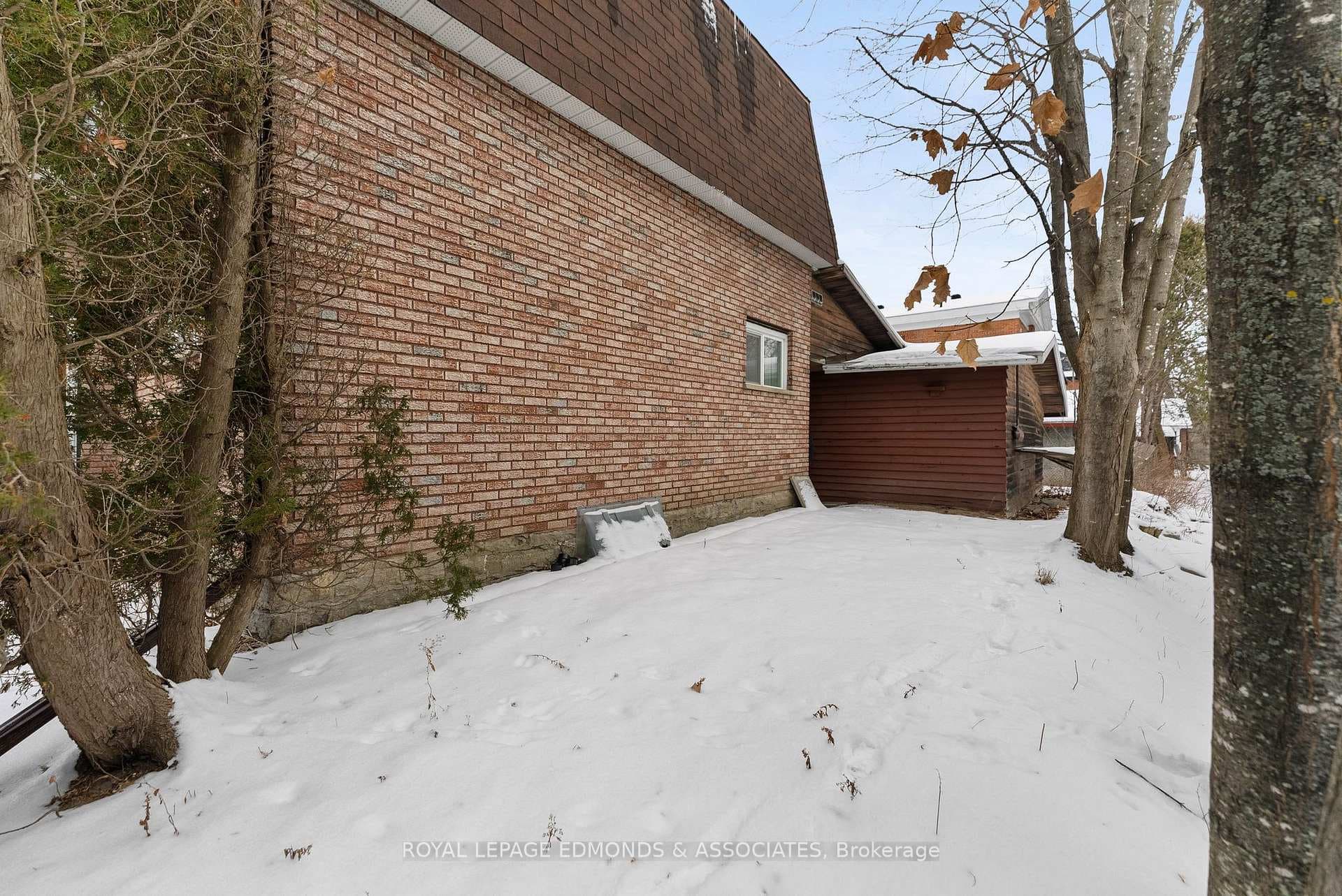 363 Moffat Street photo 31