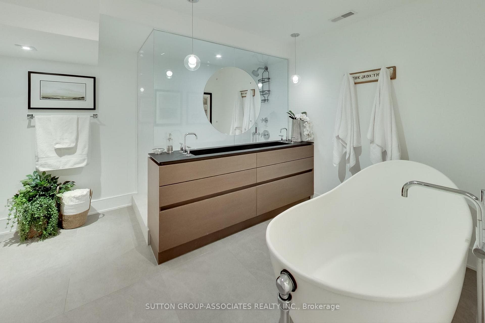 245 Earlscourt Avenue photo 17