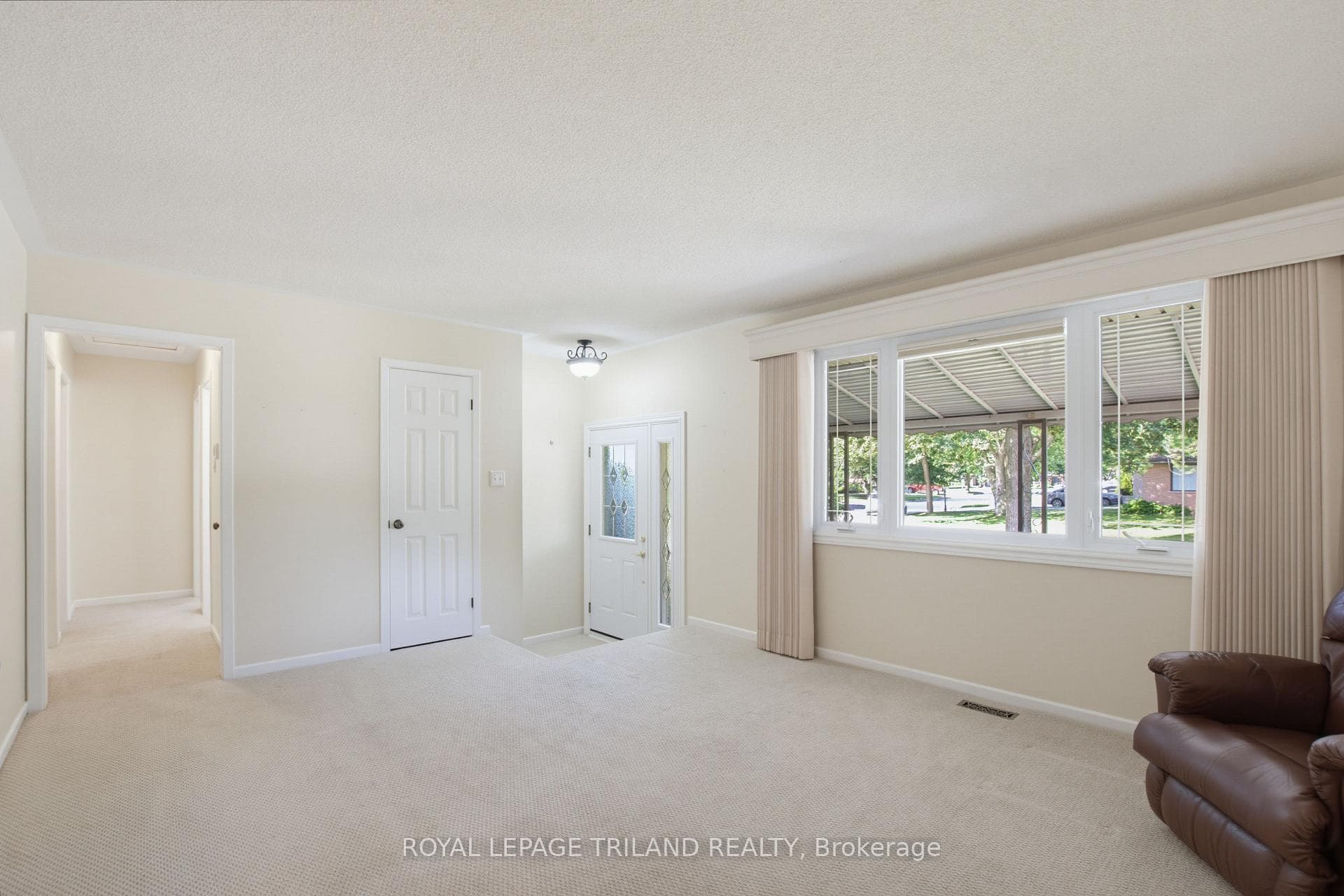115 Champlain Crescent photo 3