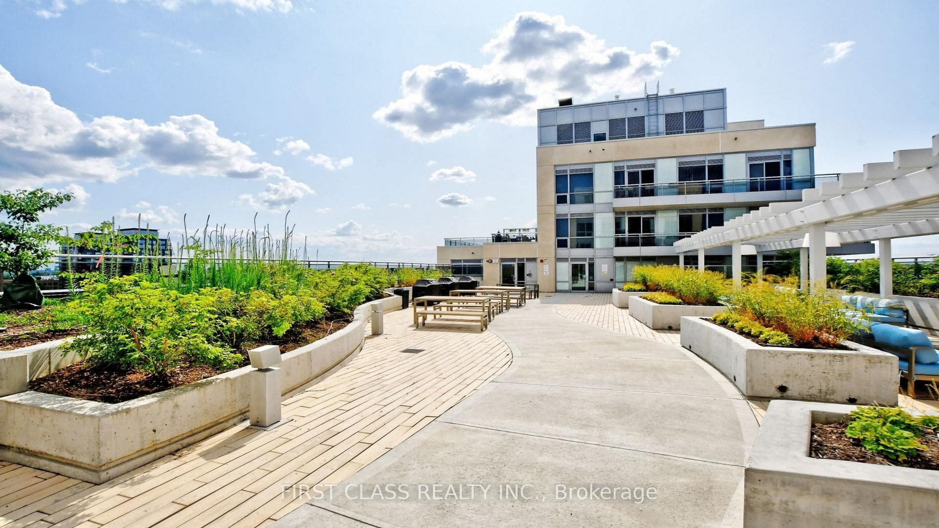 9201 Yonge St Street Unit 911 photo 35