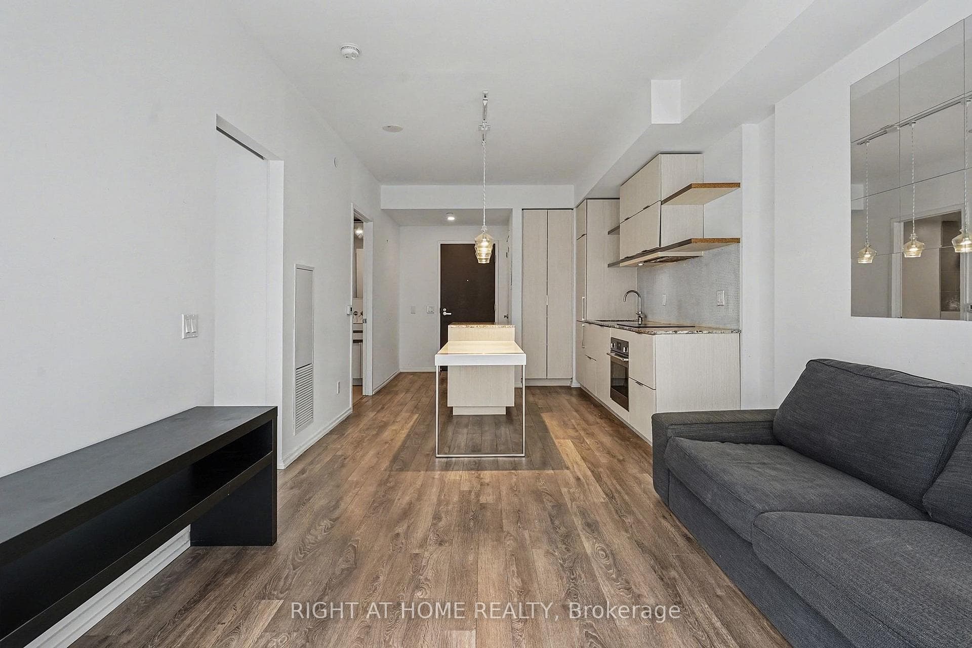 197 Yonge Street Unit 1307 photo 6