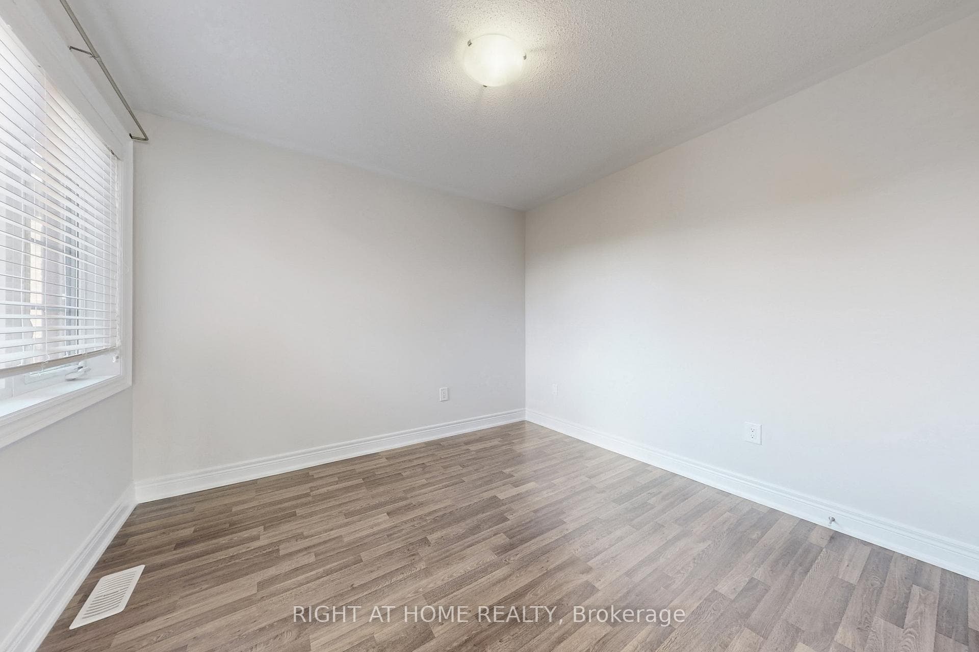 11 Robert Wilson Crescent photo 34
