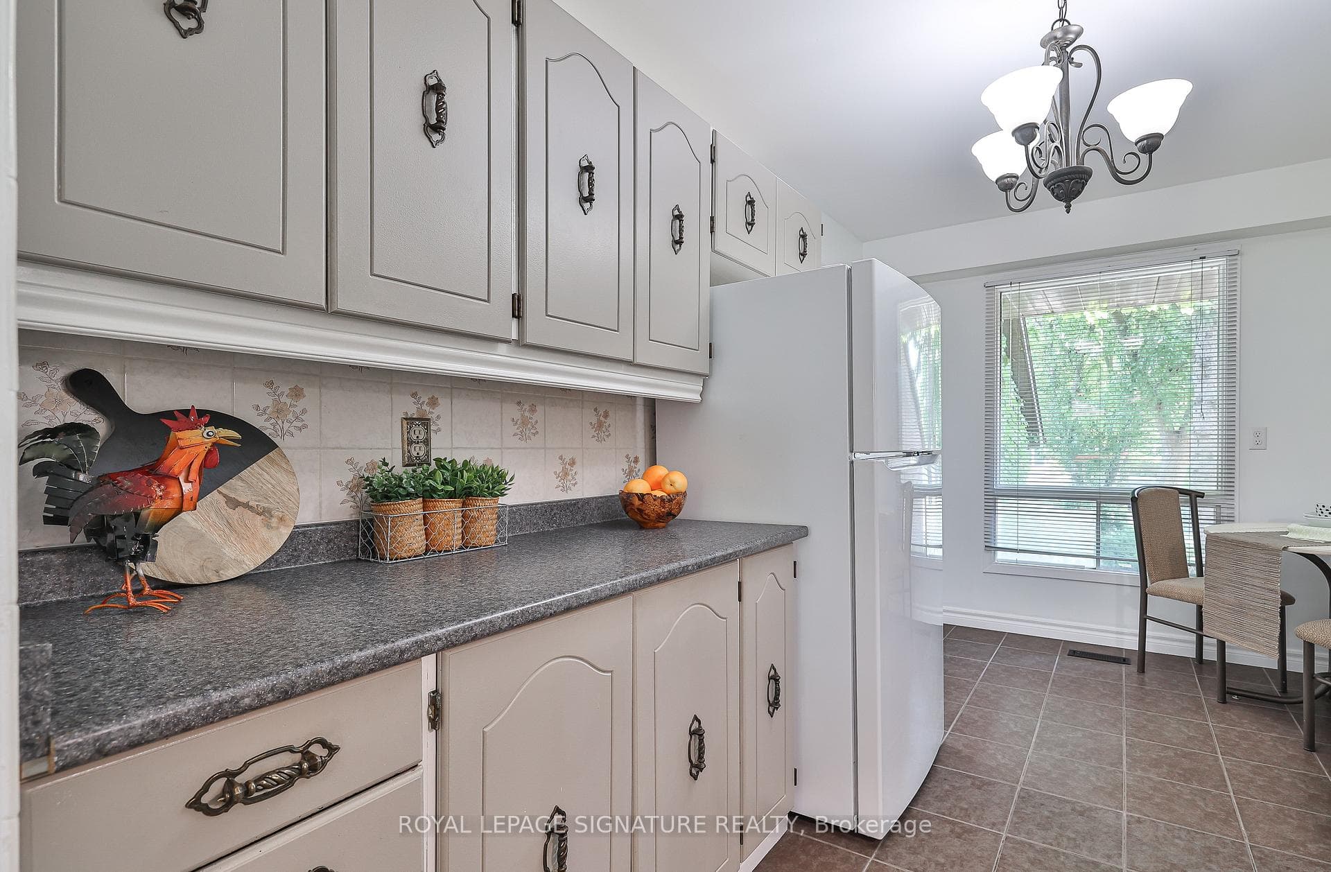 Bright kitchen with breakfast area