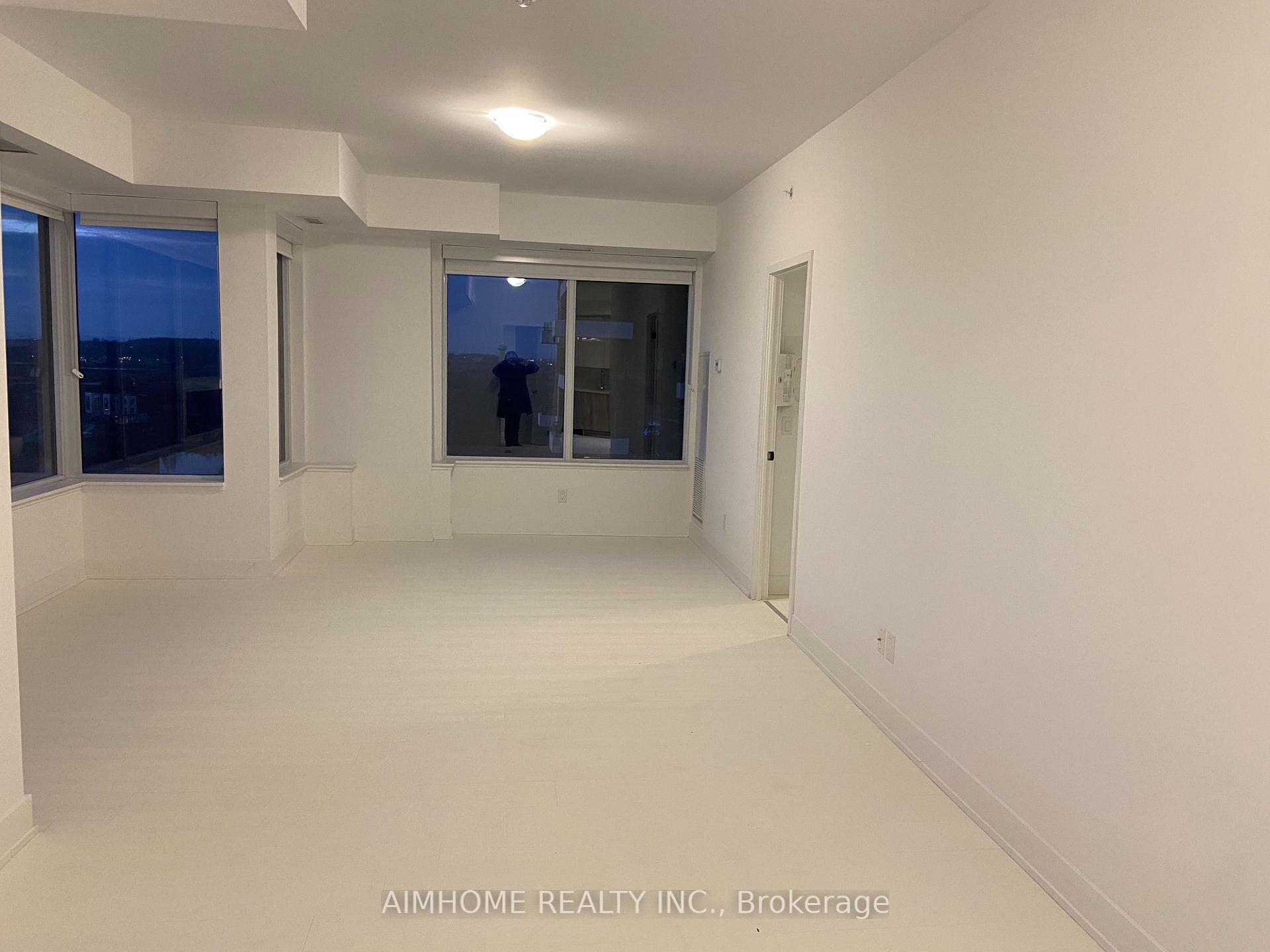 2481 Taunton Road Unit 902 photo 3