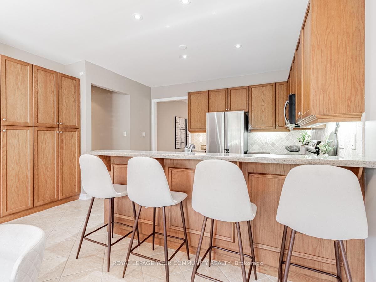 201 Queen Filomena Avenue photo 17