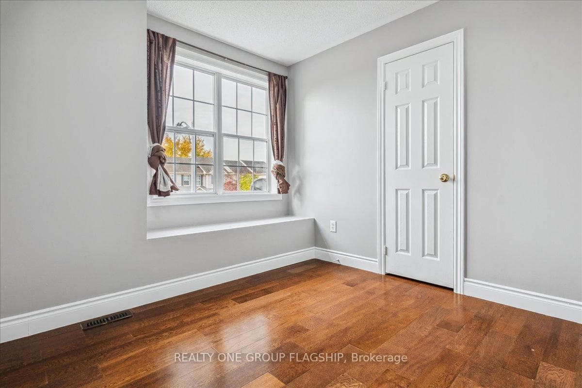 1629 Cartwright Crescent photo 15