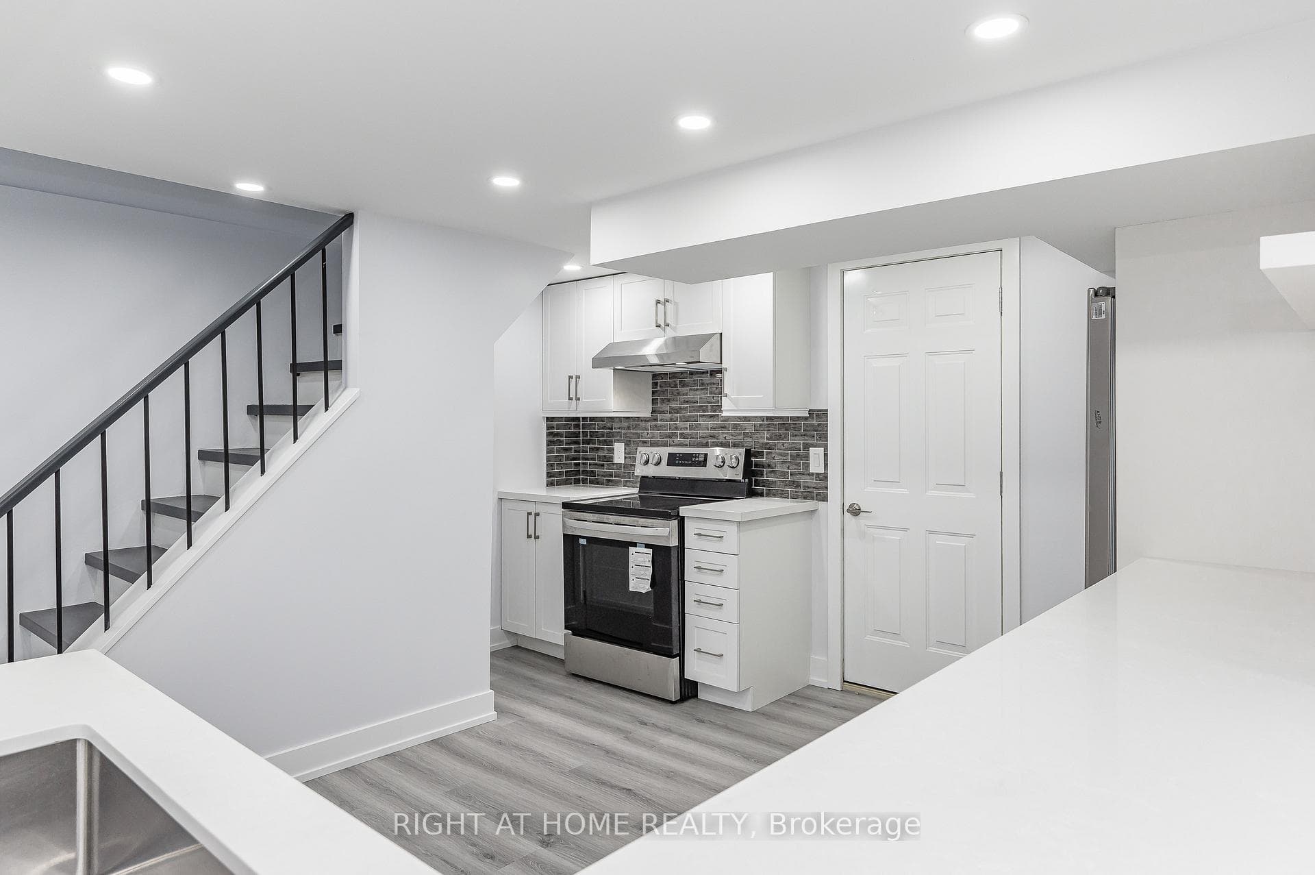 996 Barton Street photo 25