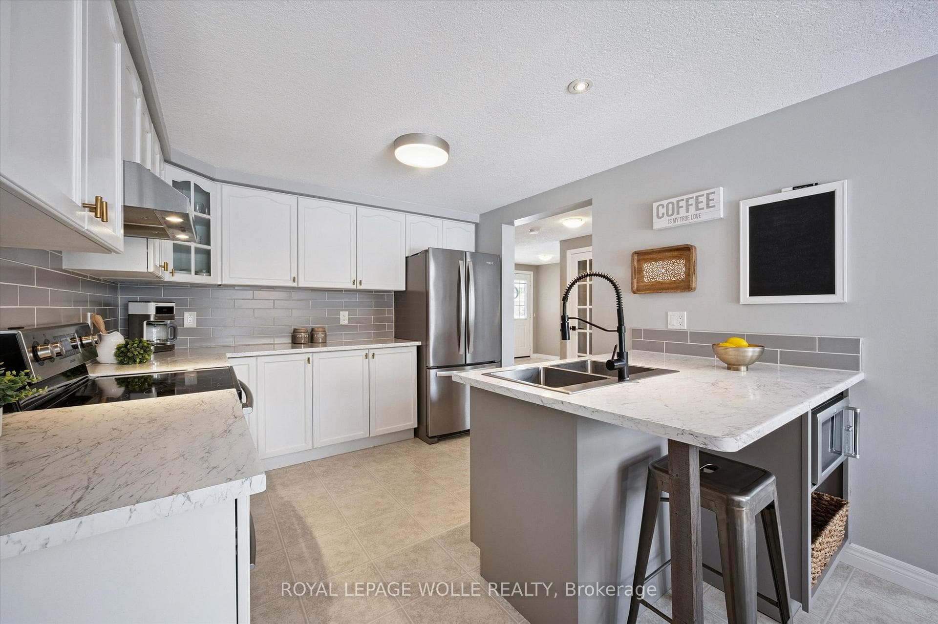 731 Breakwater Crescent photo 12