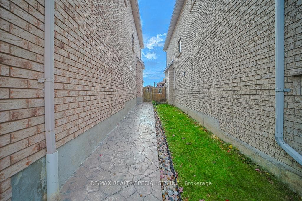 47 Vineyard Avenue photo 42