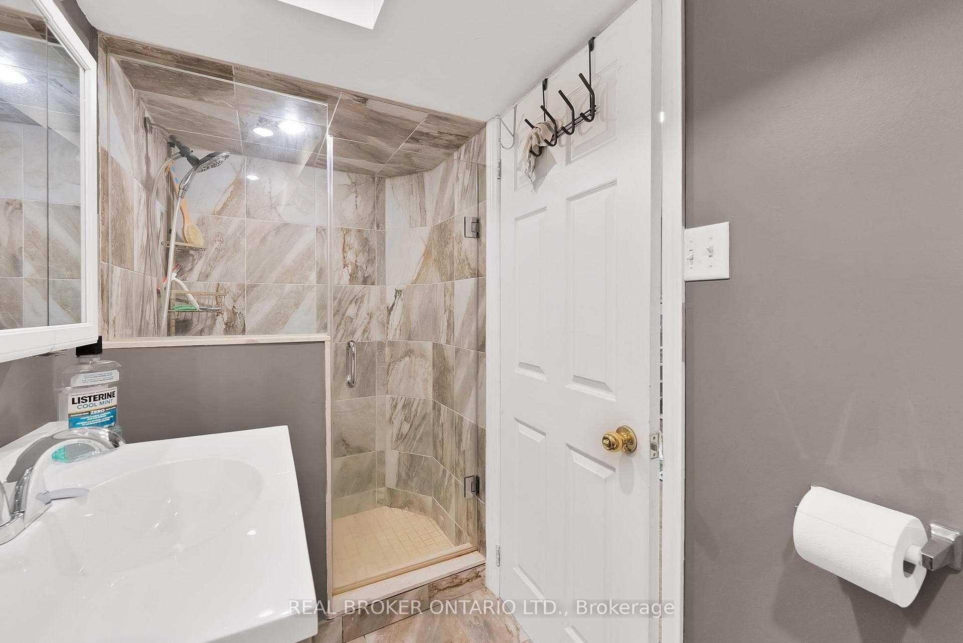 1674 Beaton Way photo 17