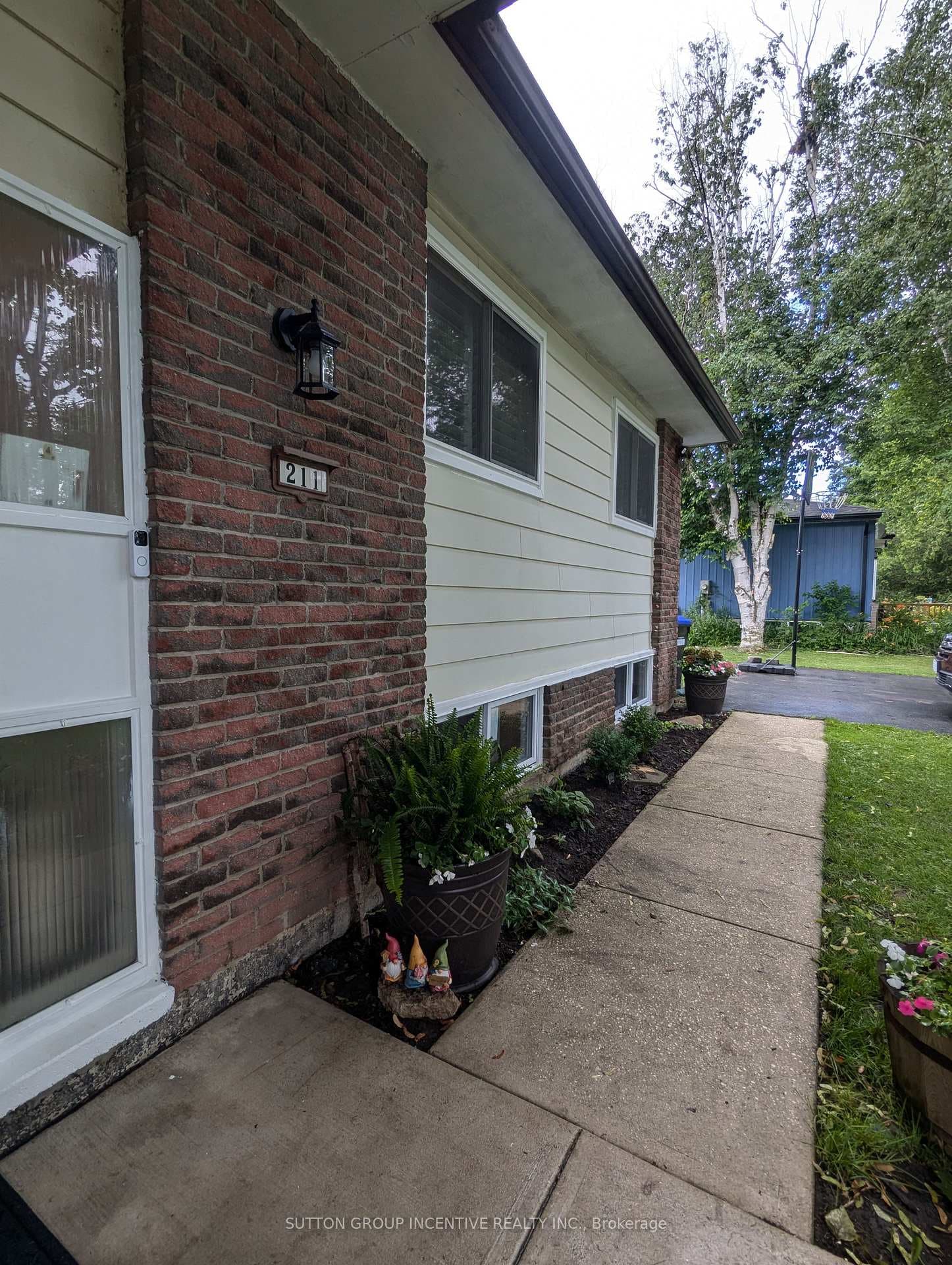 211 Sunset Crescent photo 4