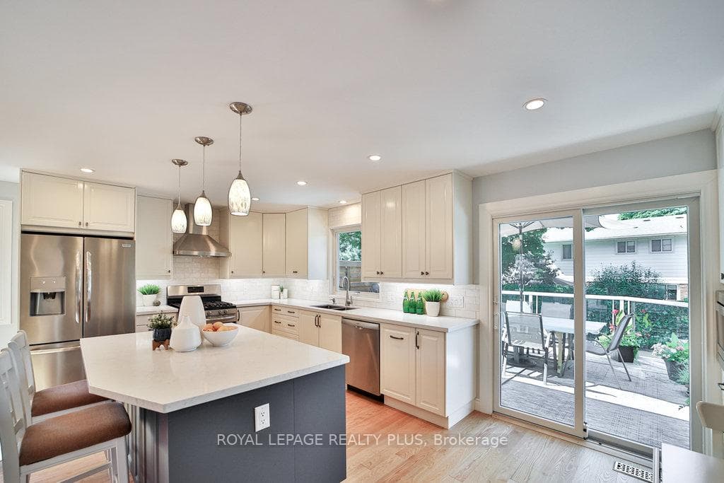 644 Maclaren Drive photo 21