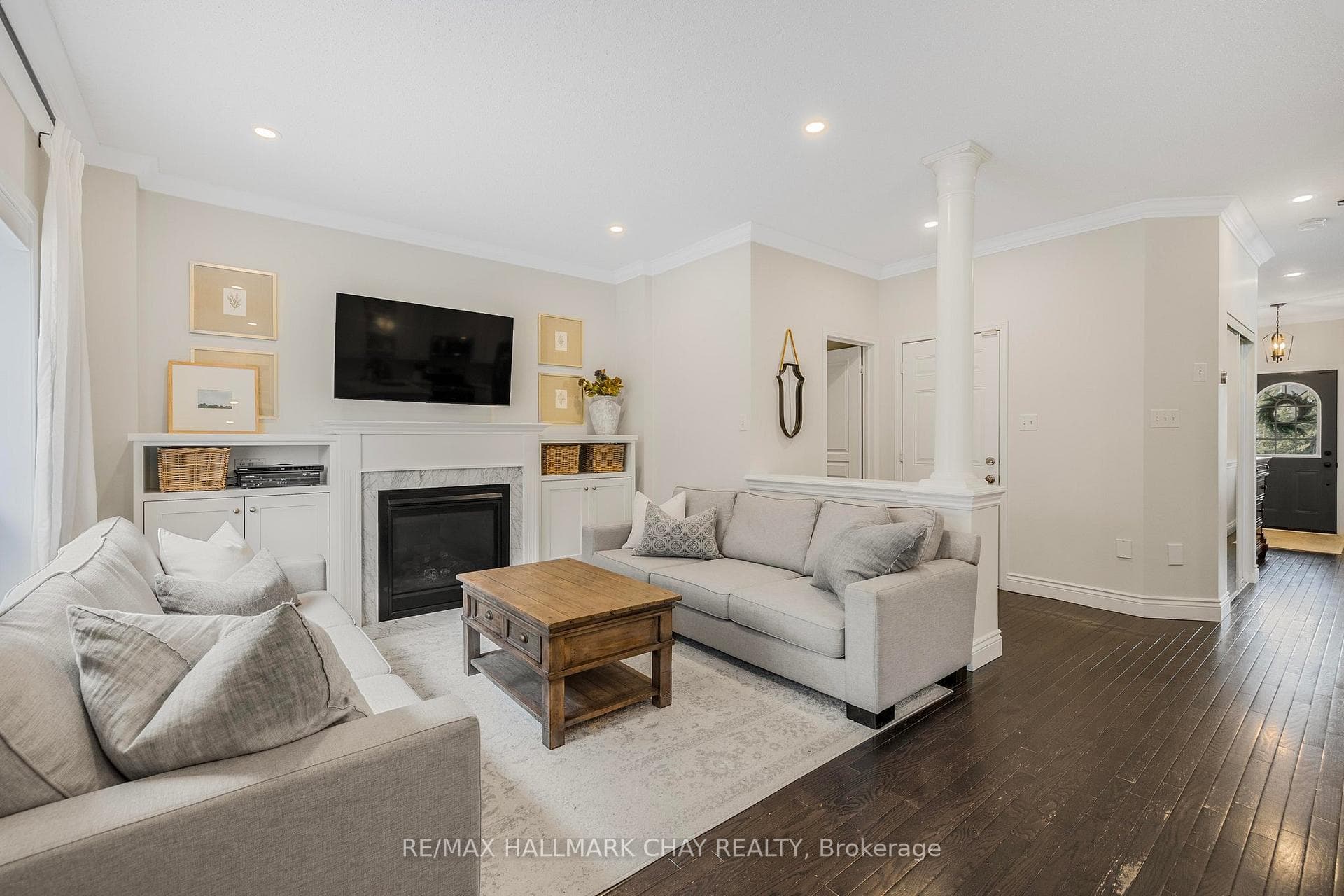 60 Versailles Crescent photo 9