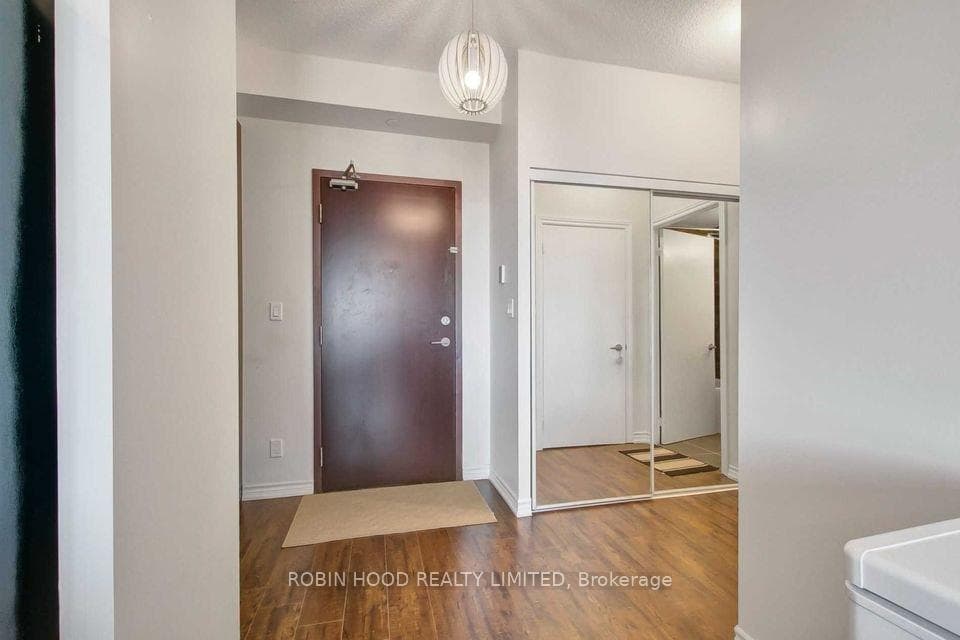 1328 Birchmount Road Unit 910 photo 11