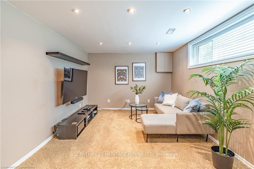 16 Nicklin Crescent photo 46