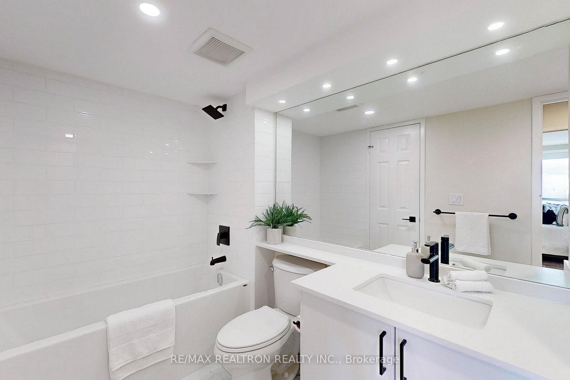 5 Concorde Place Unit 1307 photo 22