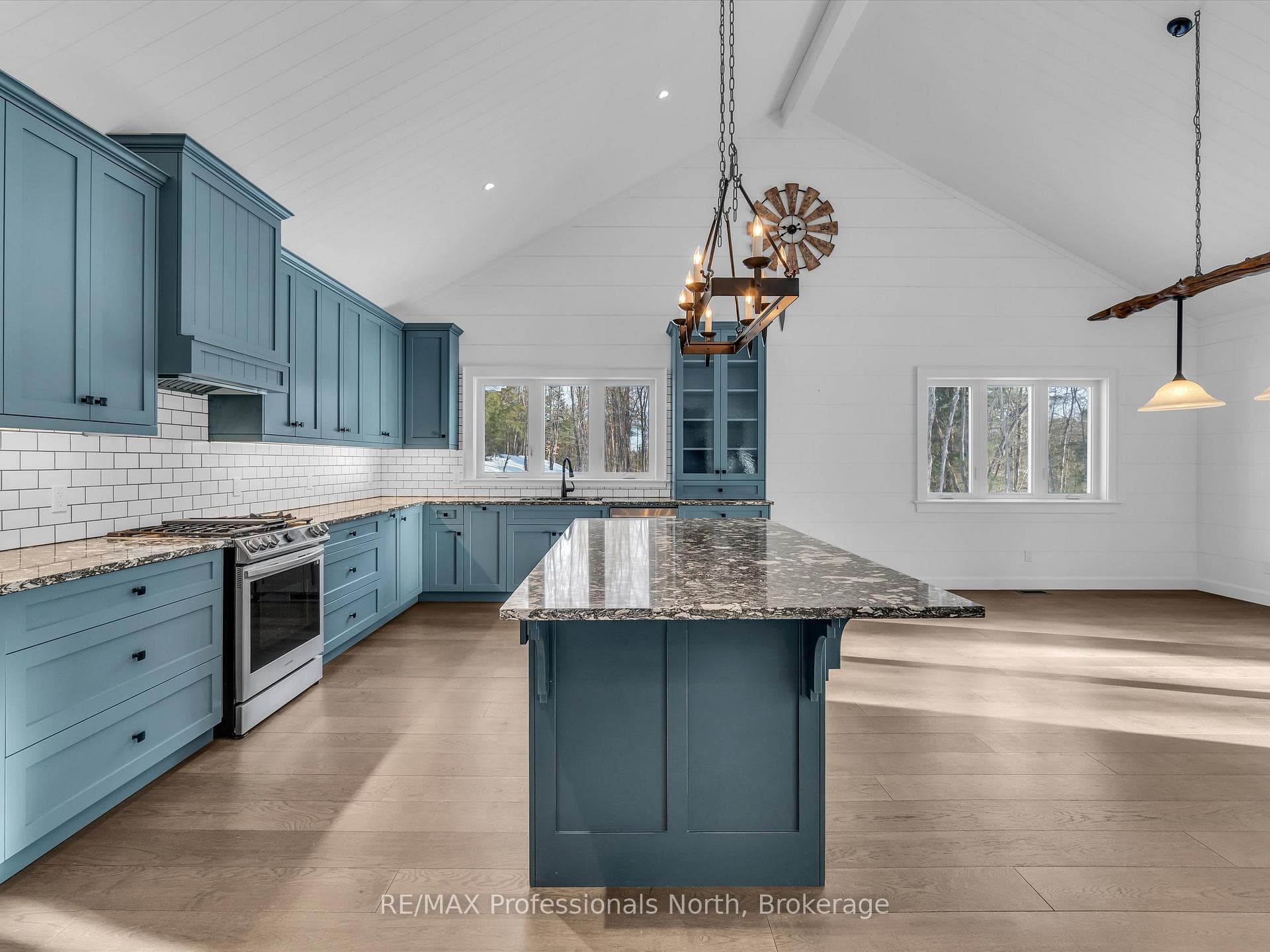 7 MUSKOKA PINES Road photo 5