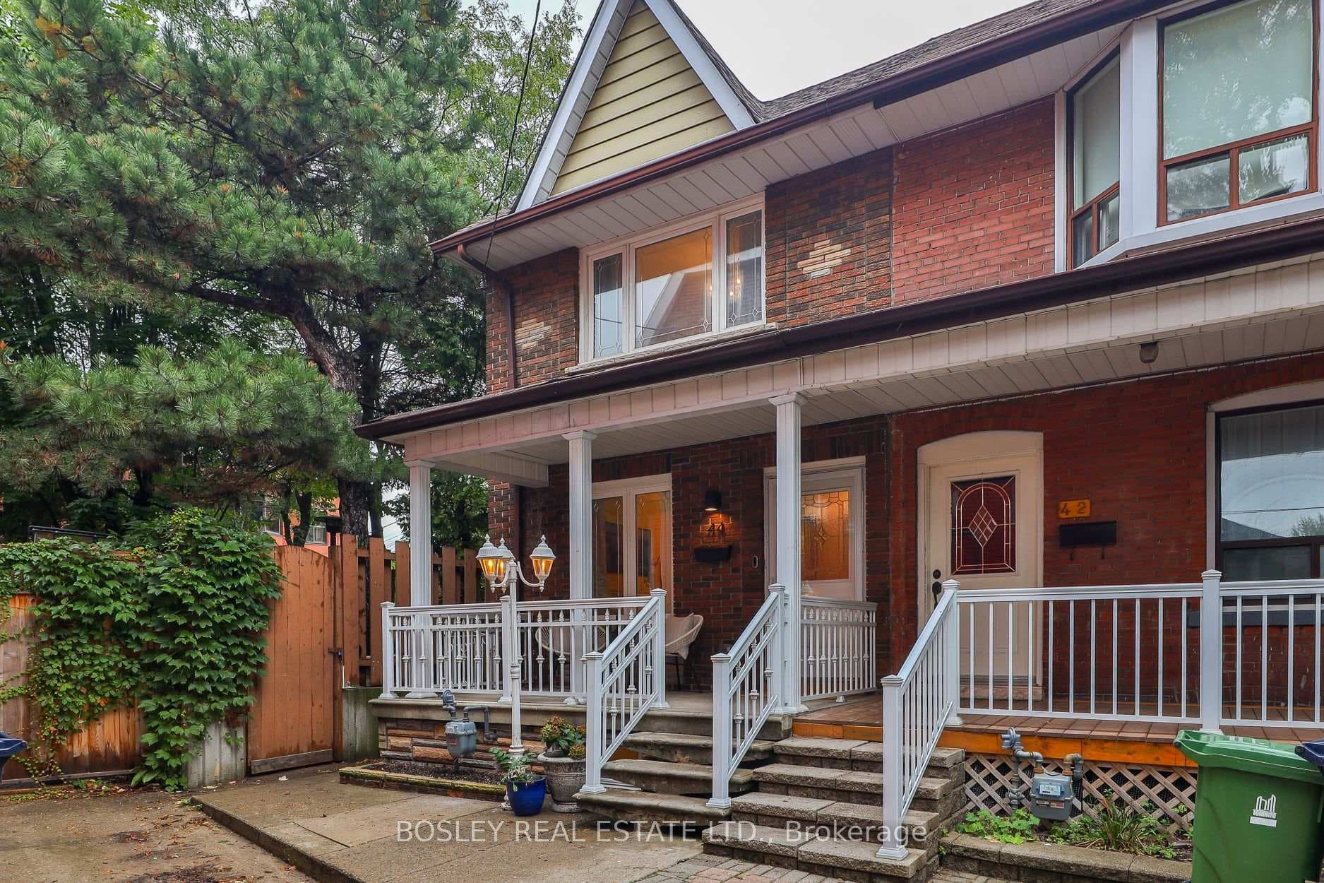 44 Mackenzie Crescent photo 2