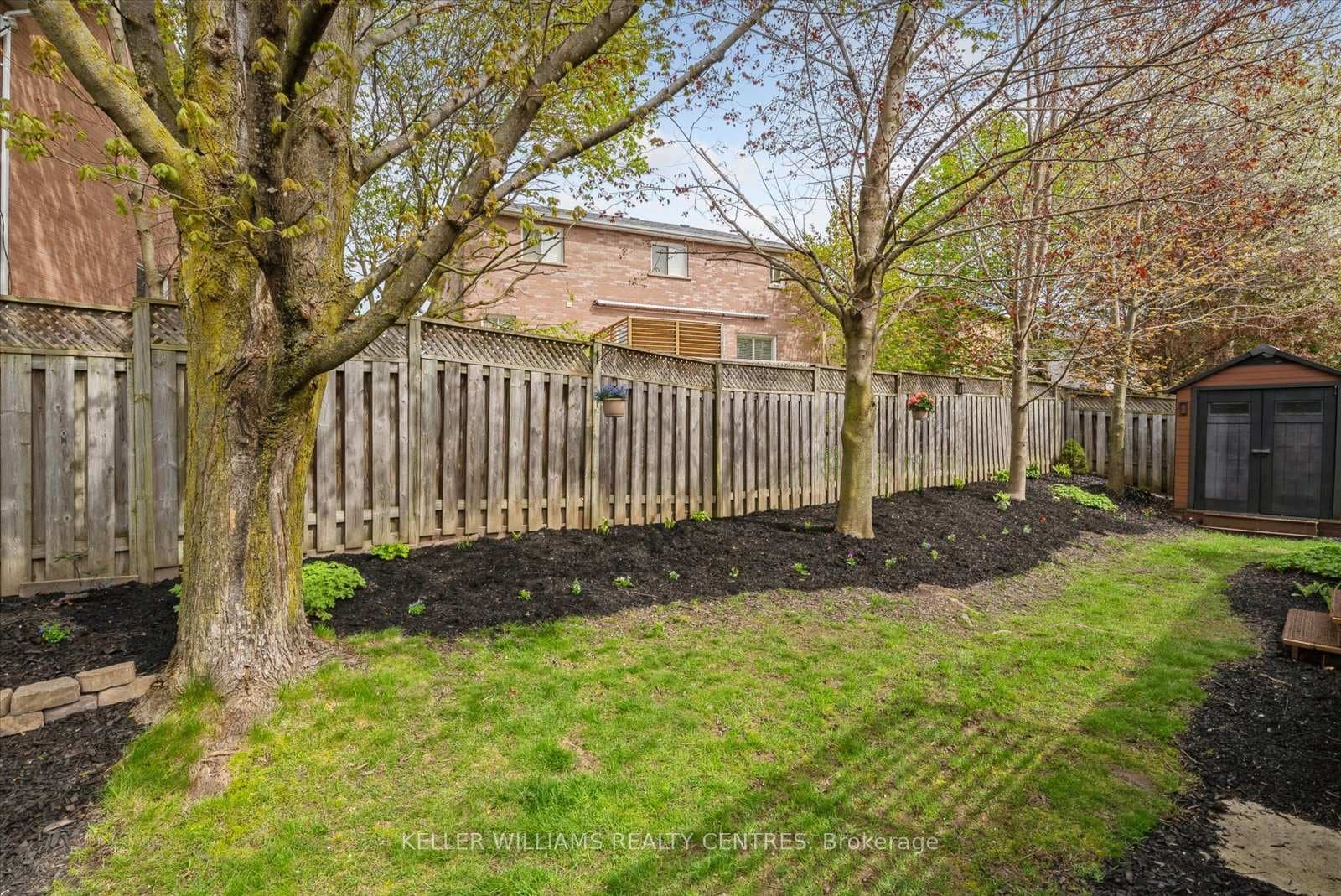 435 Kelly Crescent photo 28