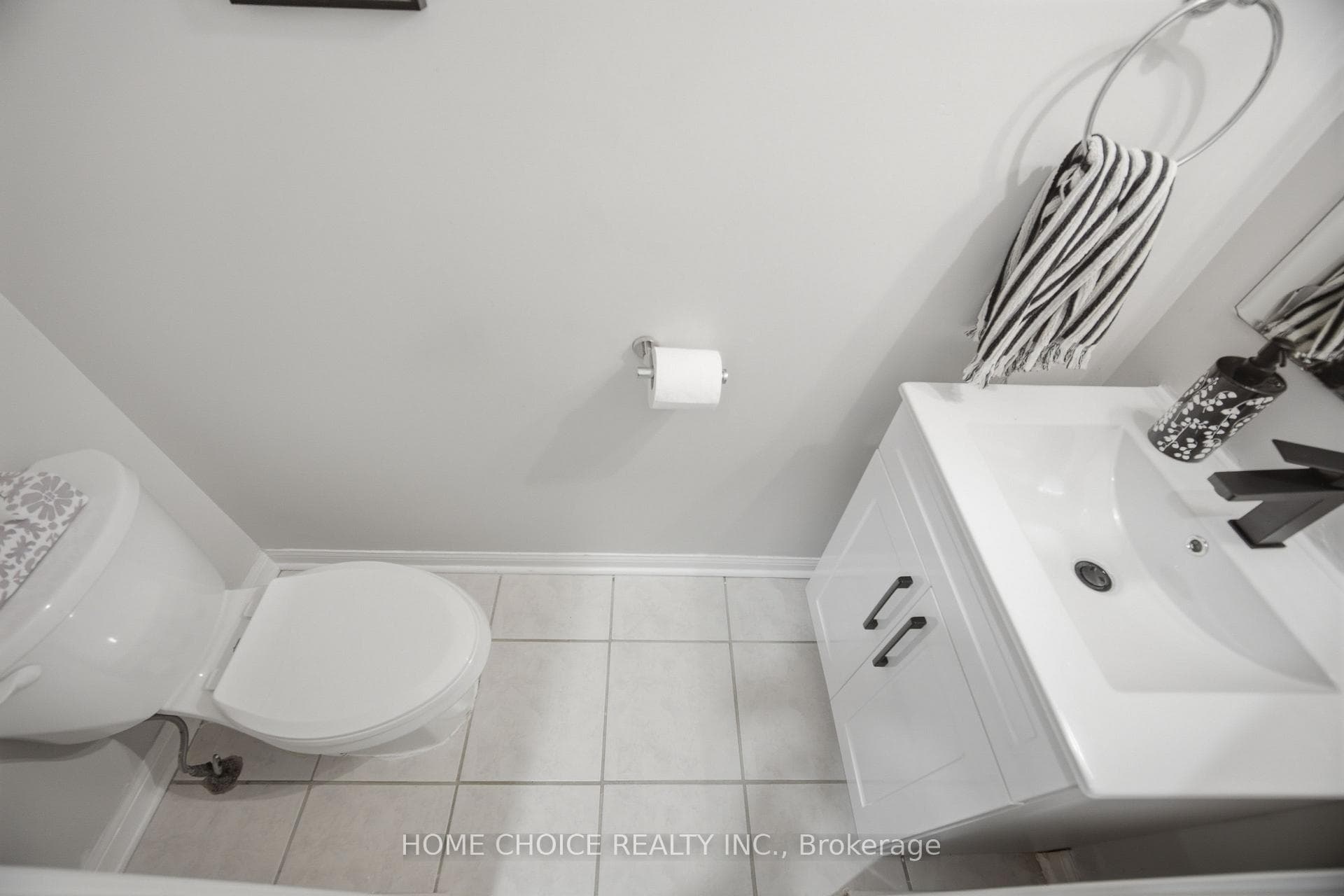 670 Dolby Crescent photo 17