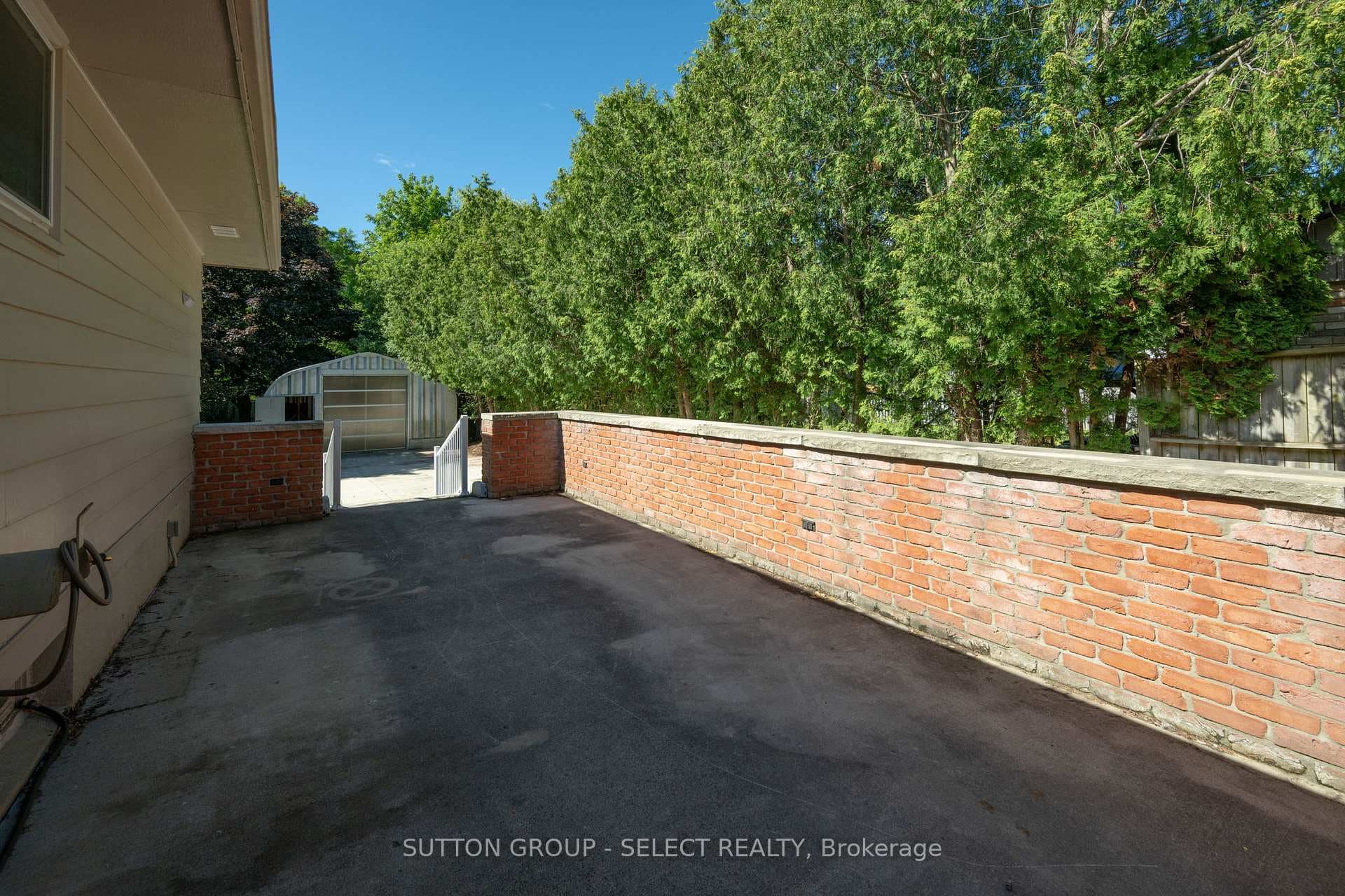 661 Grenfell Drive photo 32