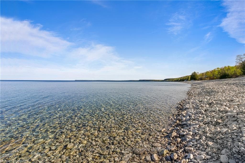 Sweeping views of Georgian Bay and escarpment clif