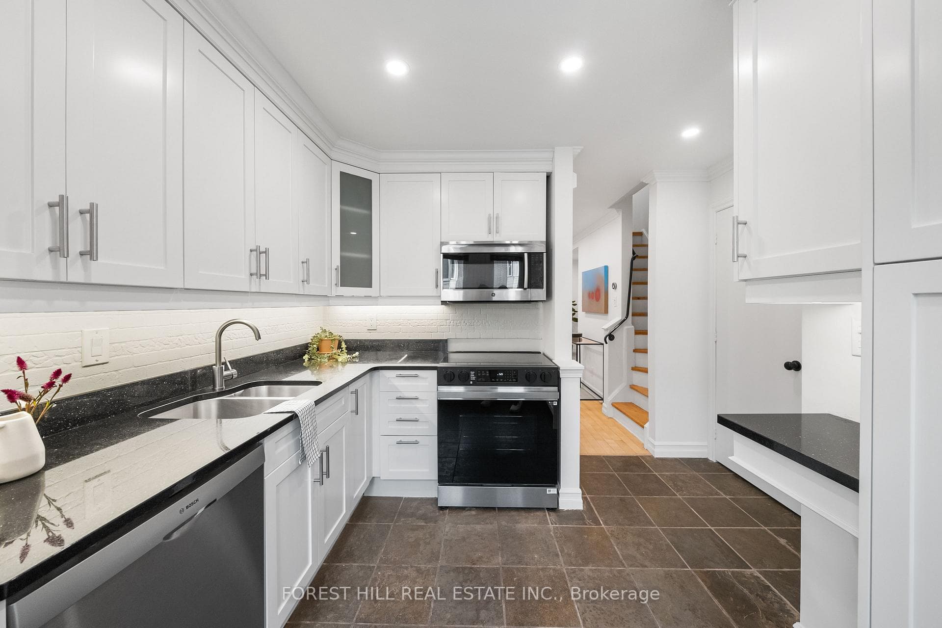 113 Lambertlodge Avenue photo 4