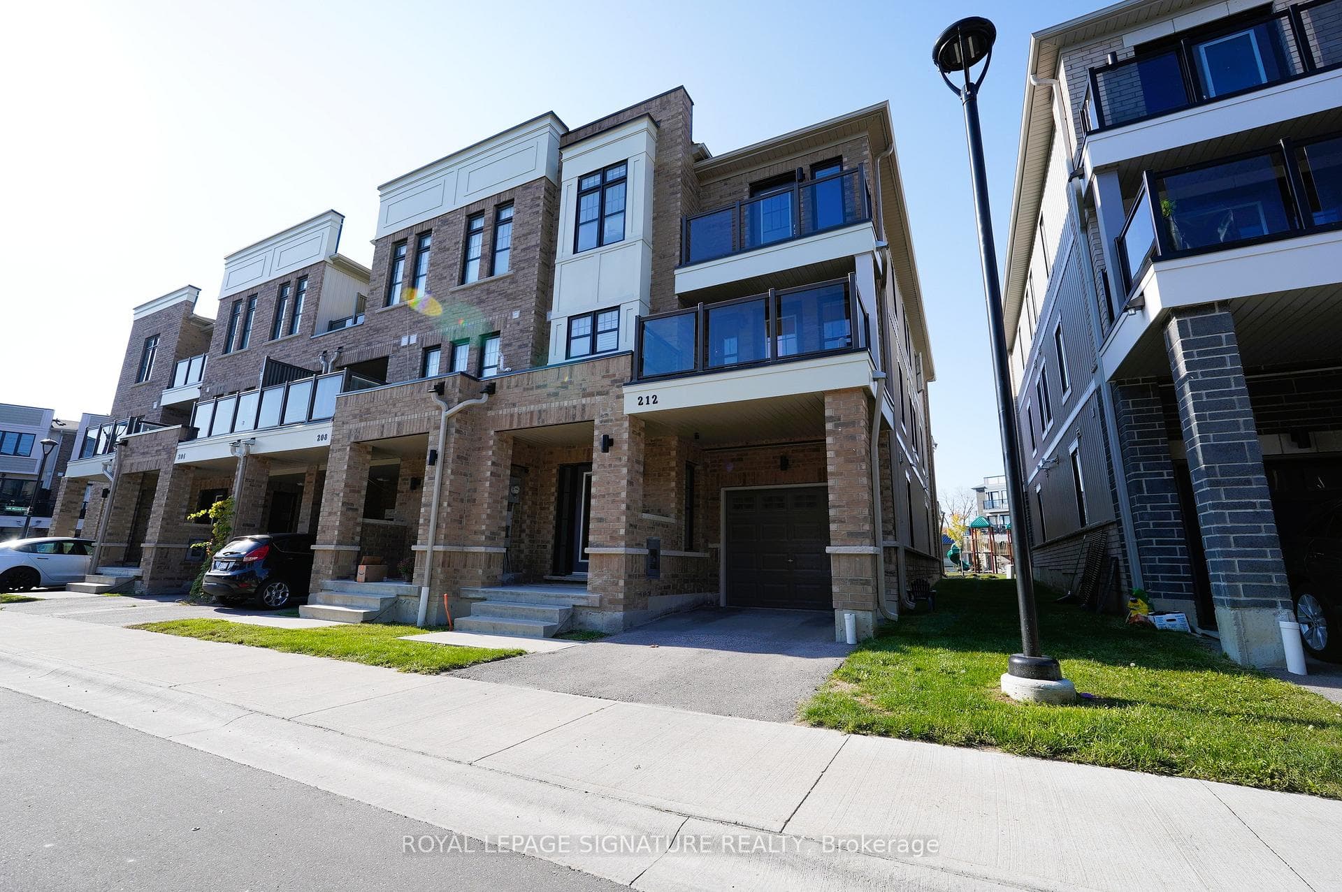 212 Lord Elgin Lane photo 3