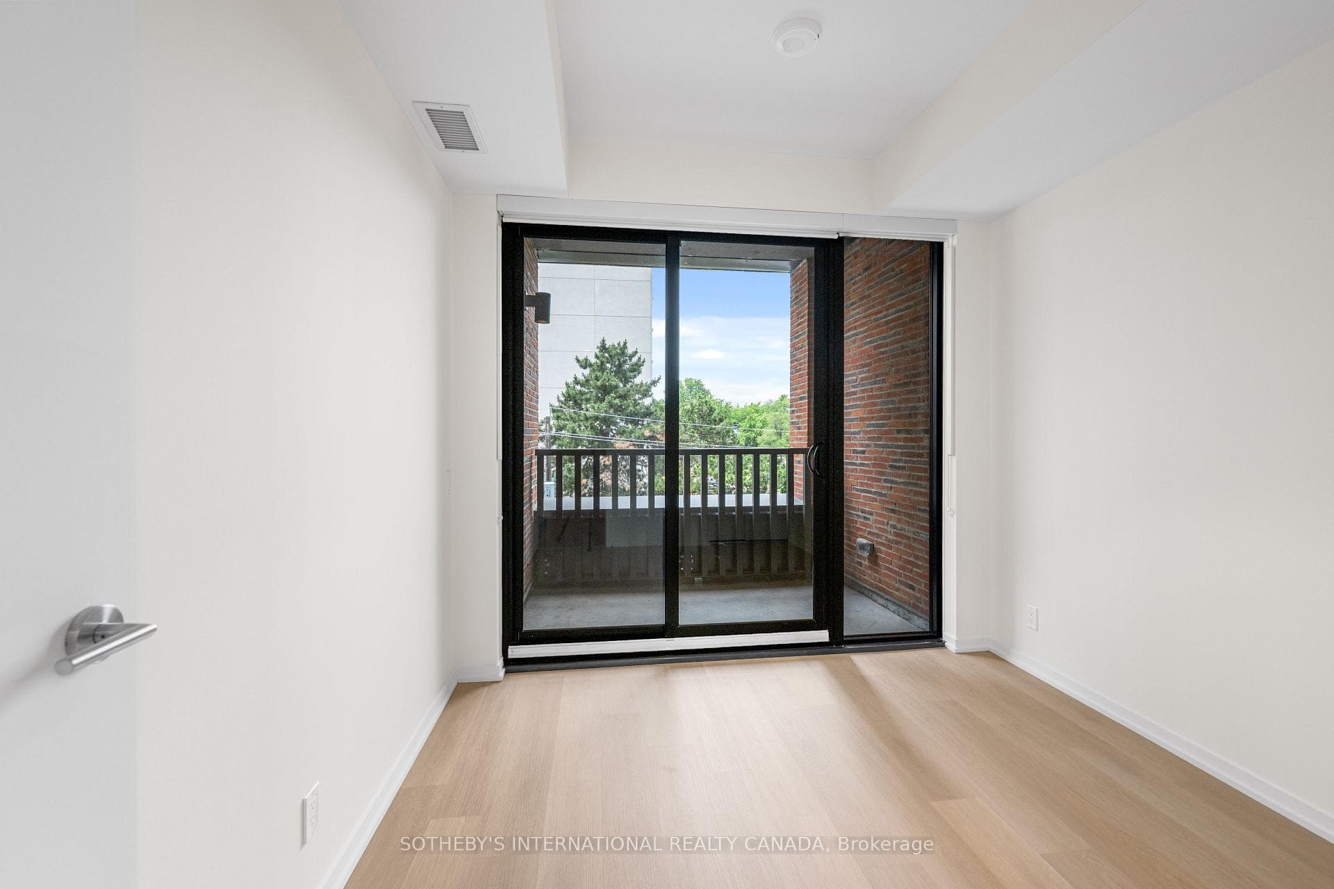 109 Erskine Avenue Unit 403 photo 13