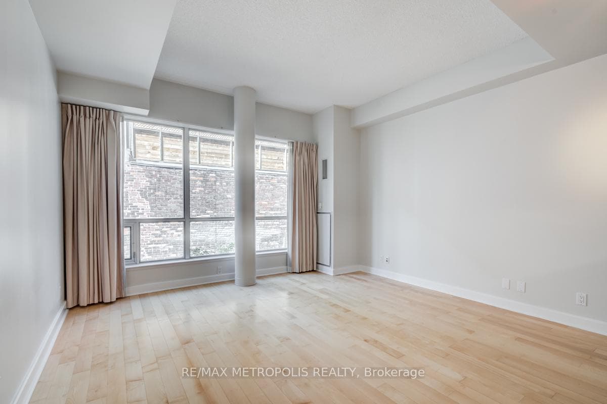 350 Wellington Street Unit 214 photo 4