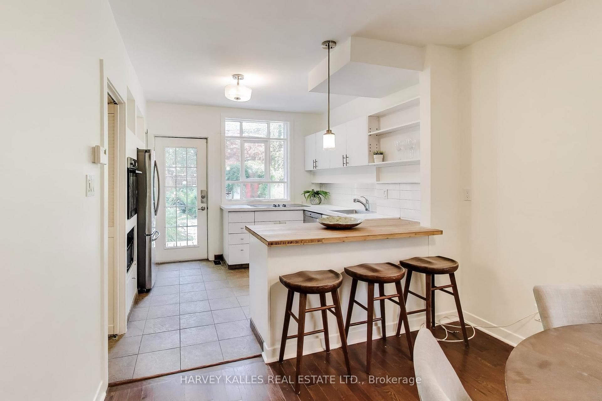 318 Sumach Street photo 10