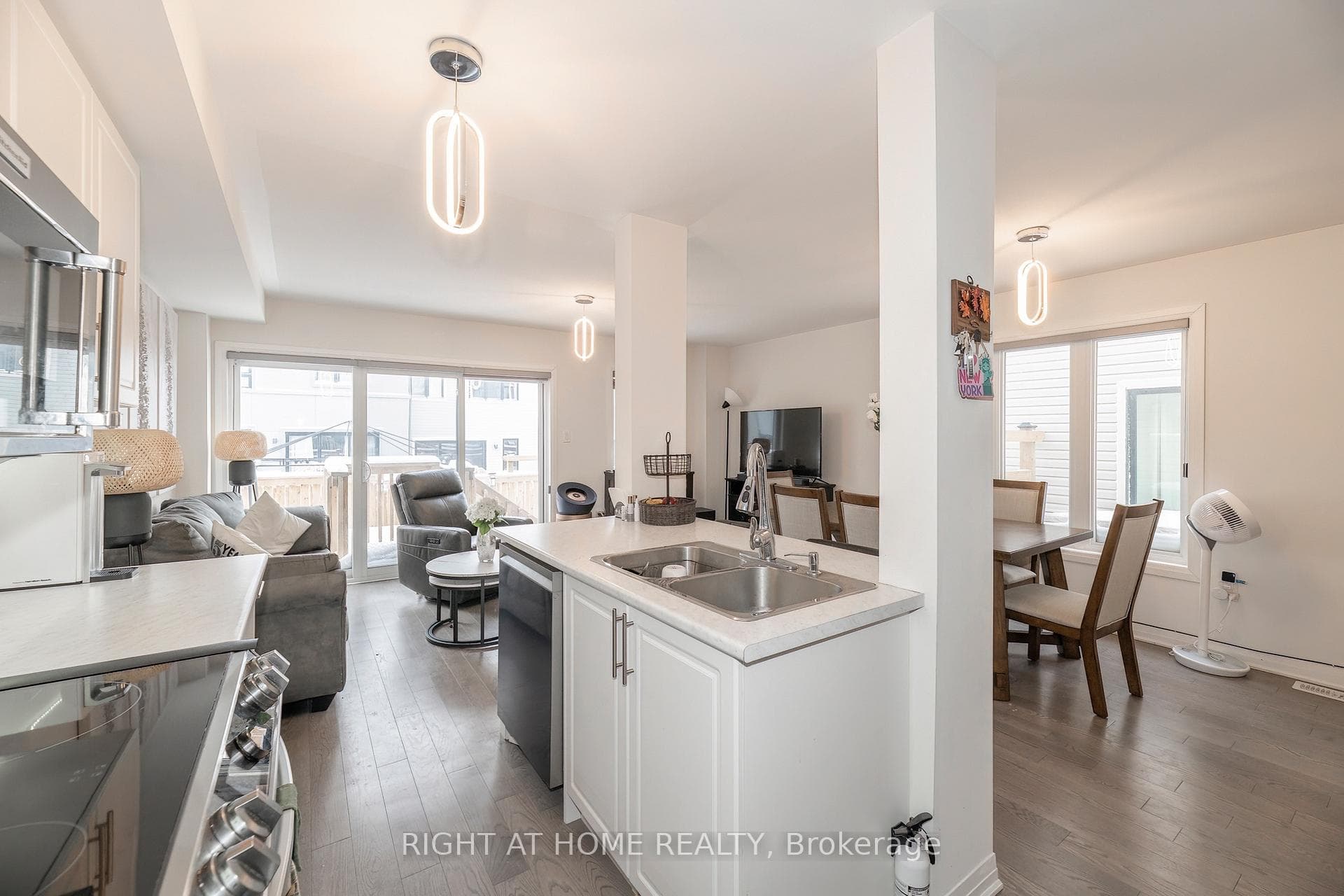 30 Caspian Square photo 12