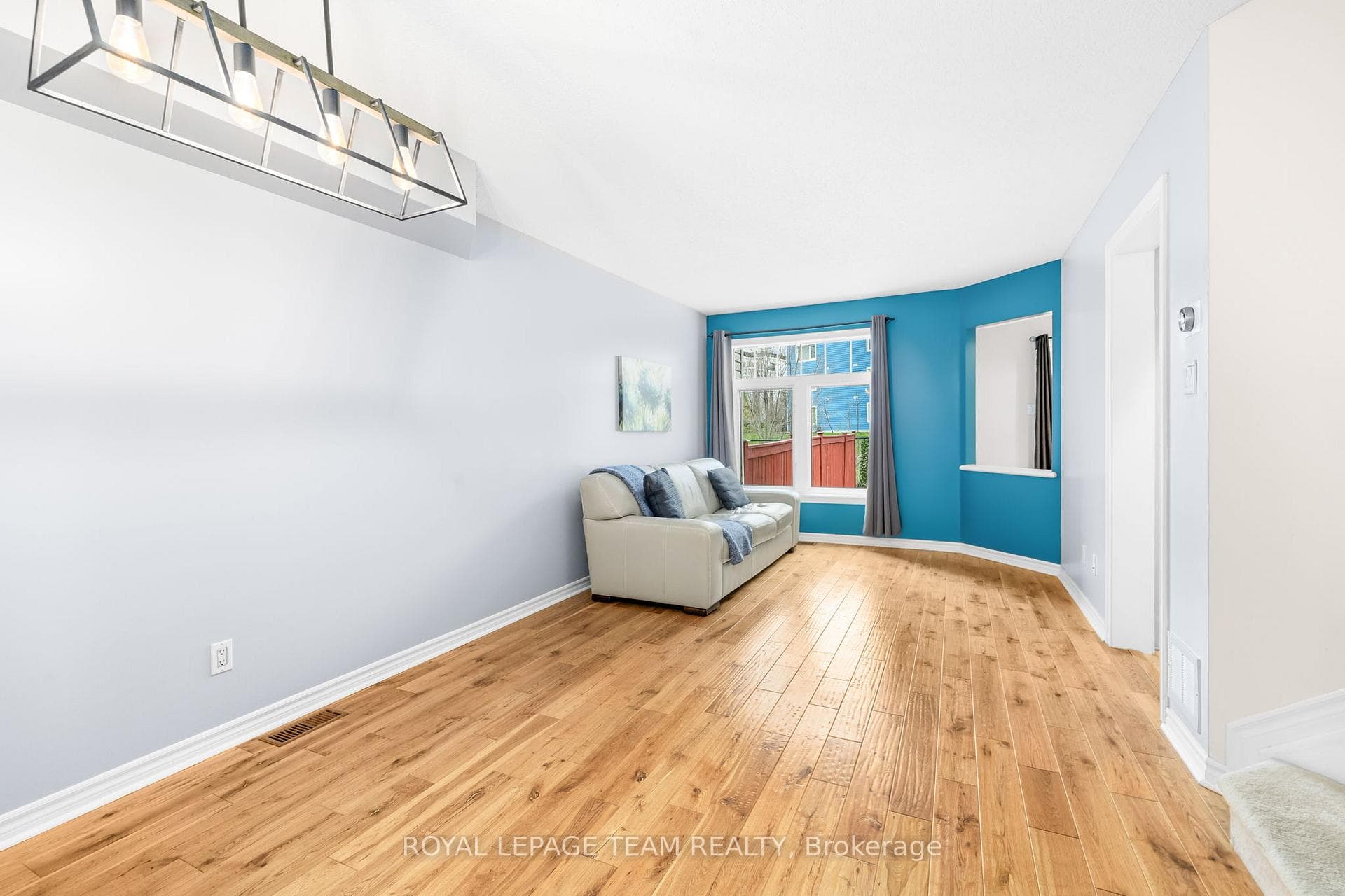 189 Gray Crescent photo 5