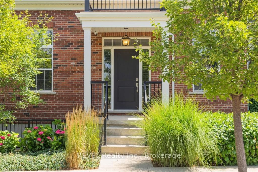 Sophisticated curb appeal