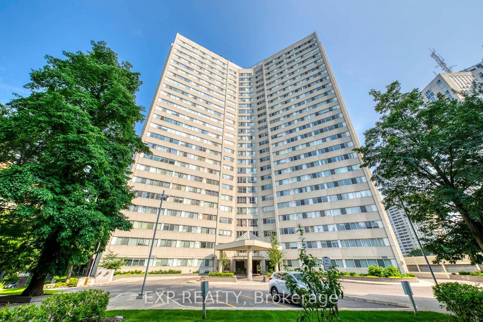 3700 Kaneff Crescent Unit 1705 photo 2