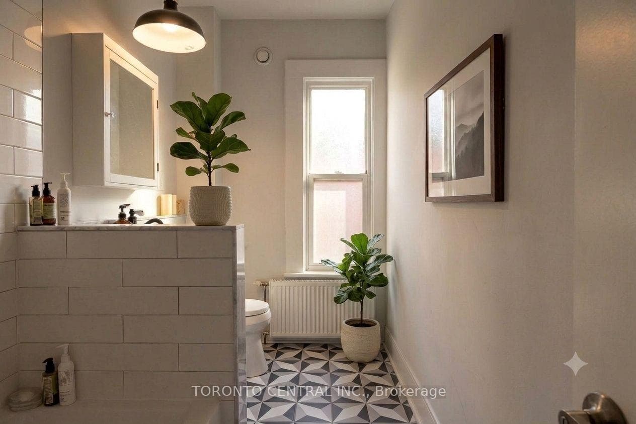 24 Manning Avenue photo 20