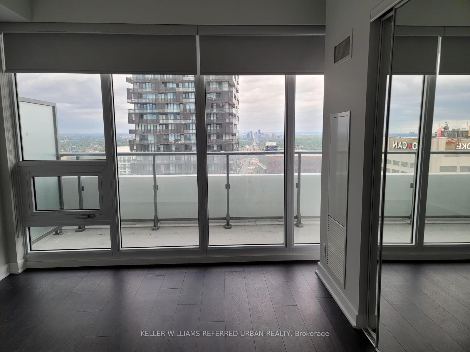 2221 Yonge Street Unit 4102 photo 4