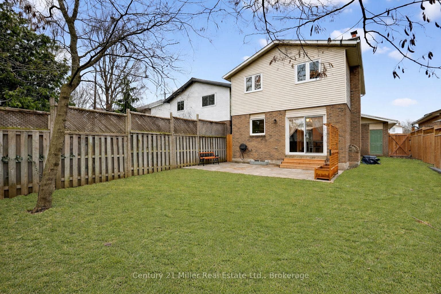2451 Malcolm Crescent photo 27