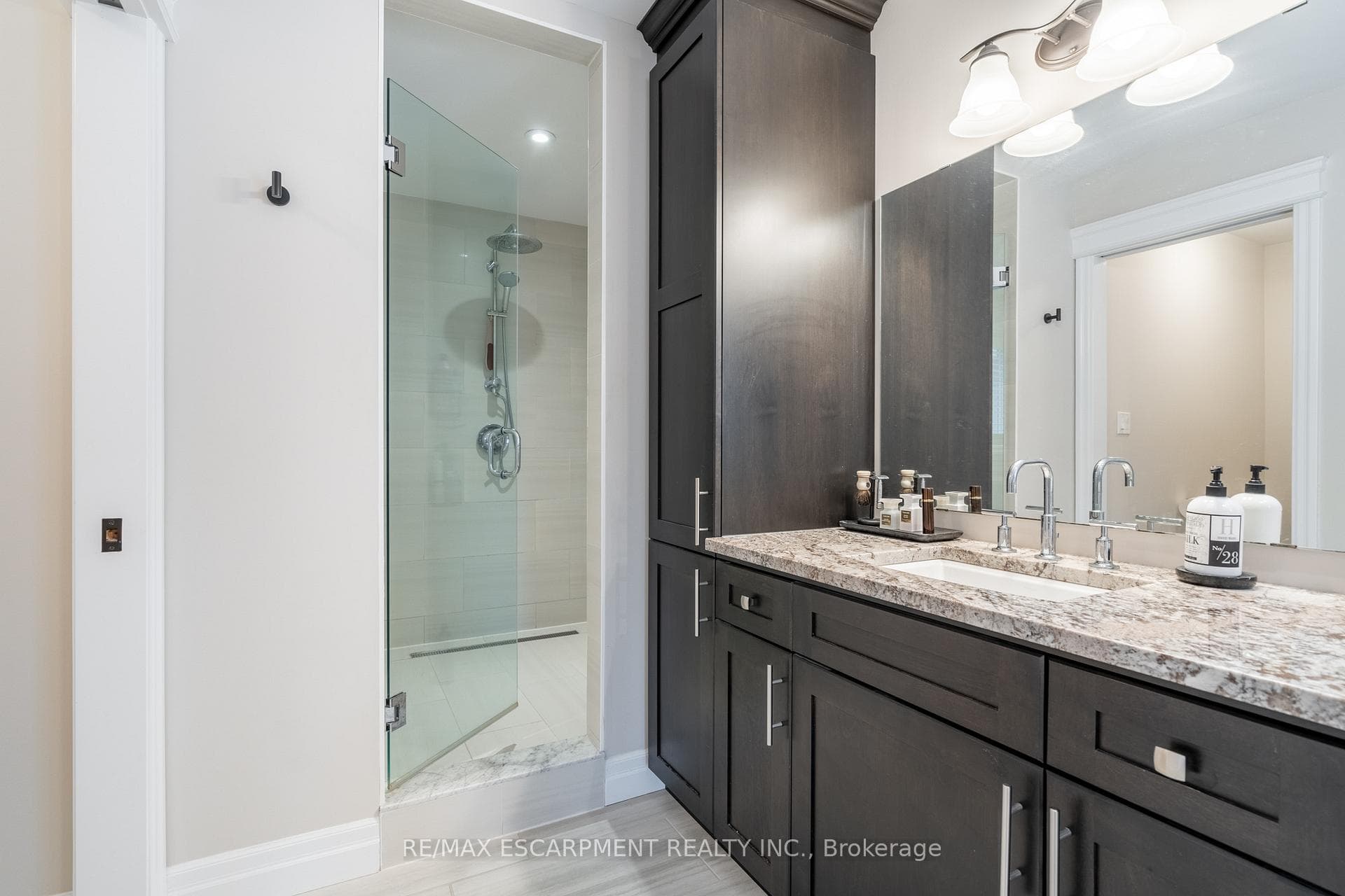 149 EAGLECREST Street photo 28