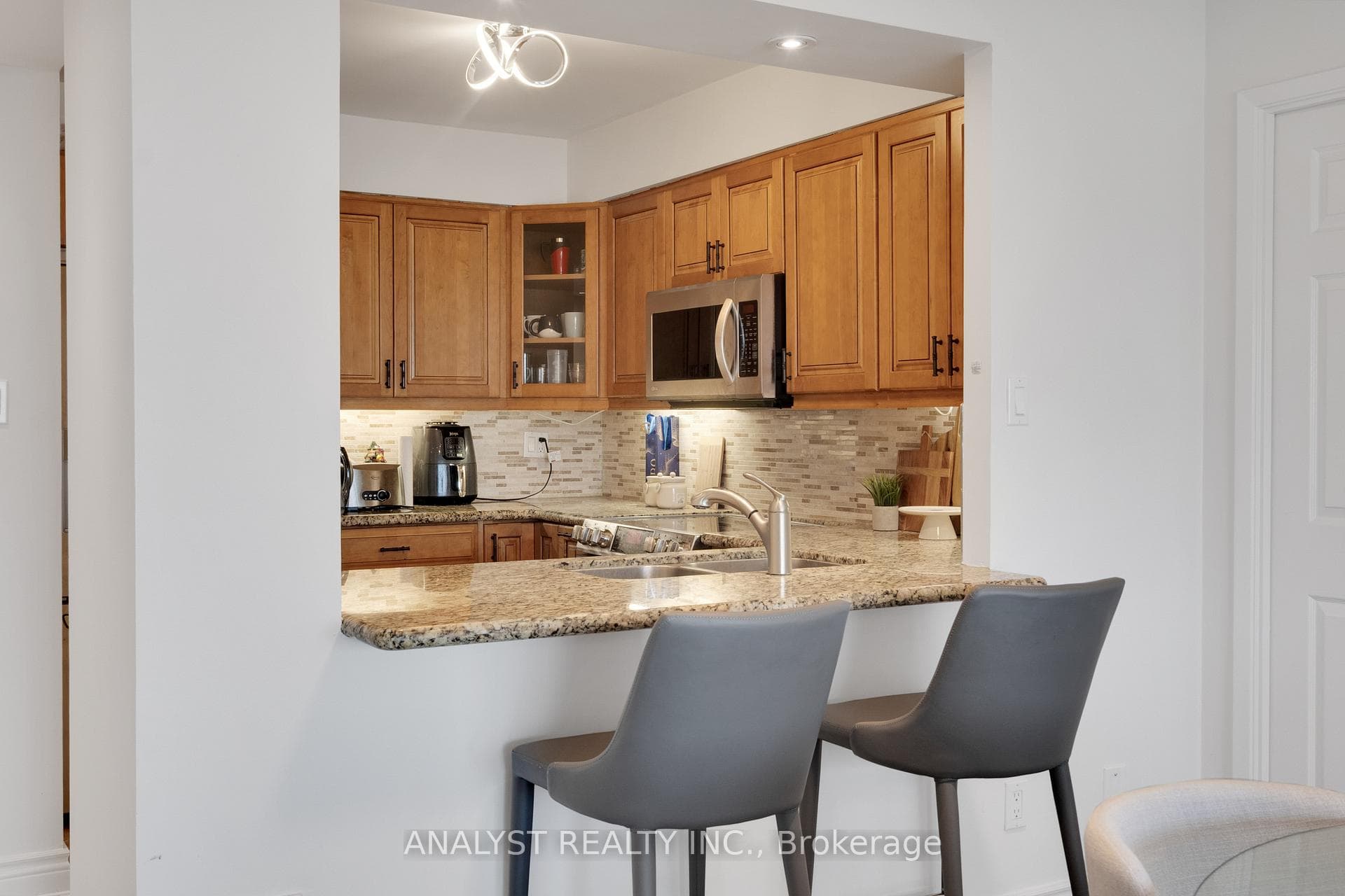 50 Eglinton Avenue Unit 909 photo 10